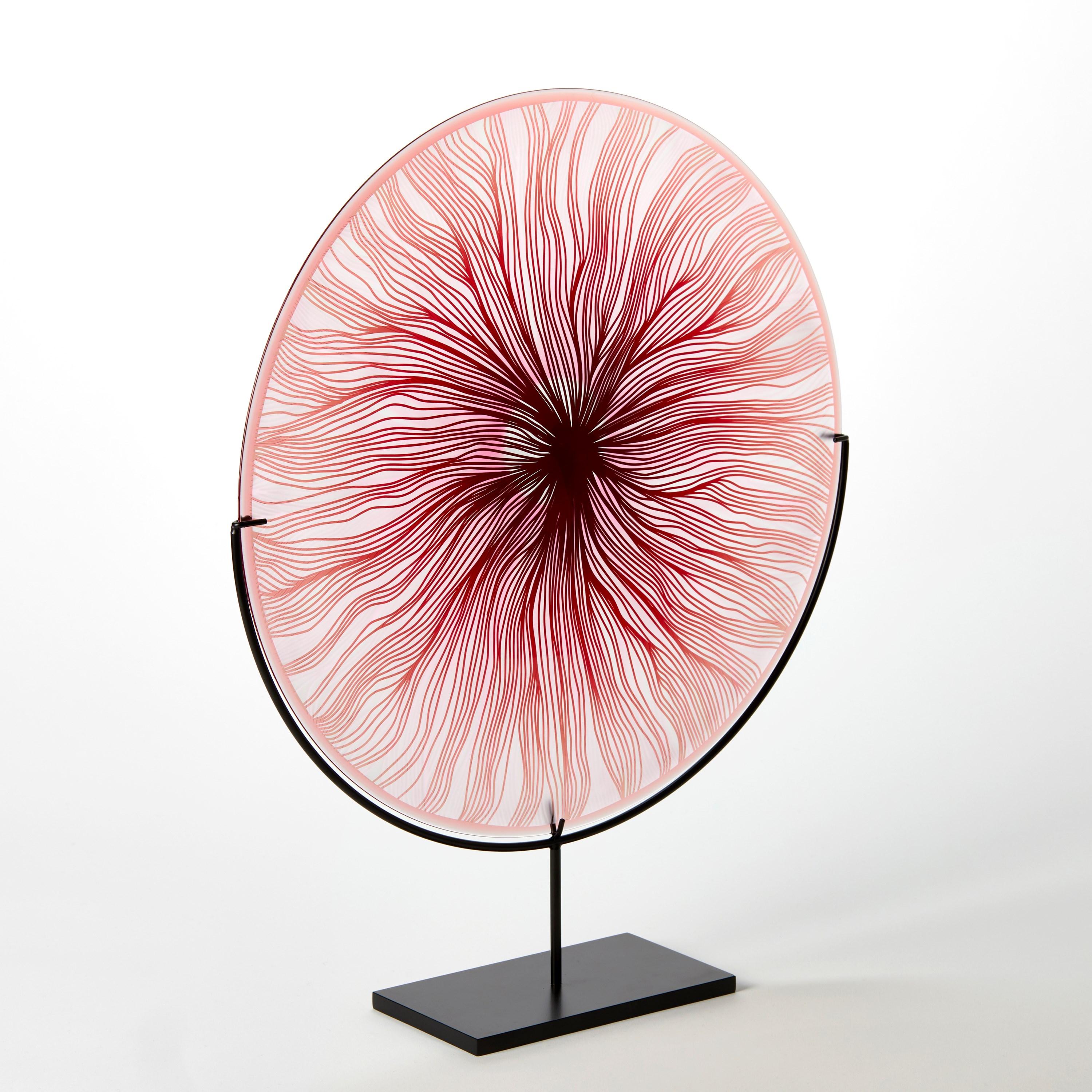 Tormenta Solar Rojo Rubí sobre Rosa Pálido, obra de vidrio tallado lineal de Kate Jones Moderno orgánico en venta