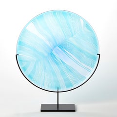 Tormenta Solar Azul Cielo sobre Azul Hielo I, obra de vidrio montada de Kate Jones