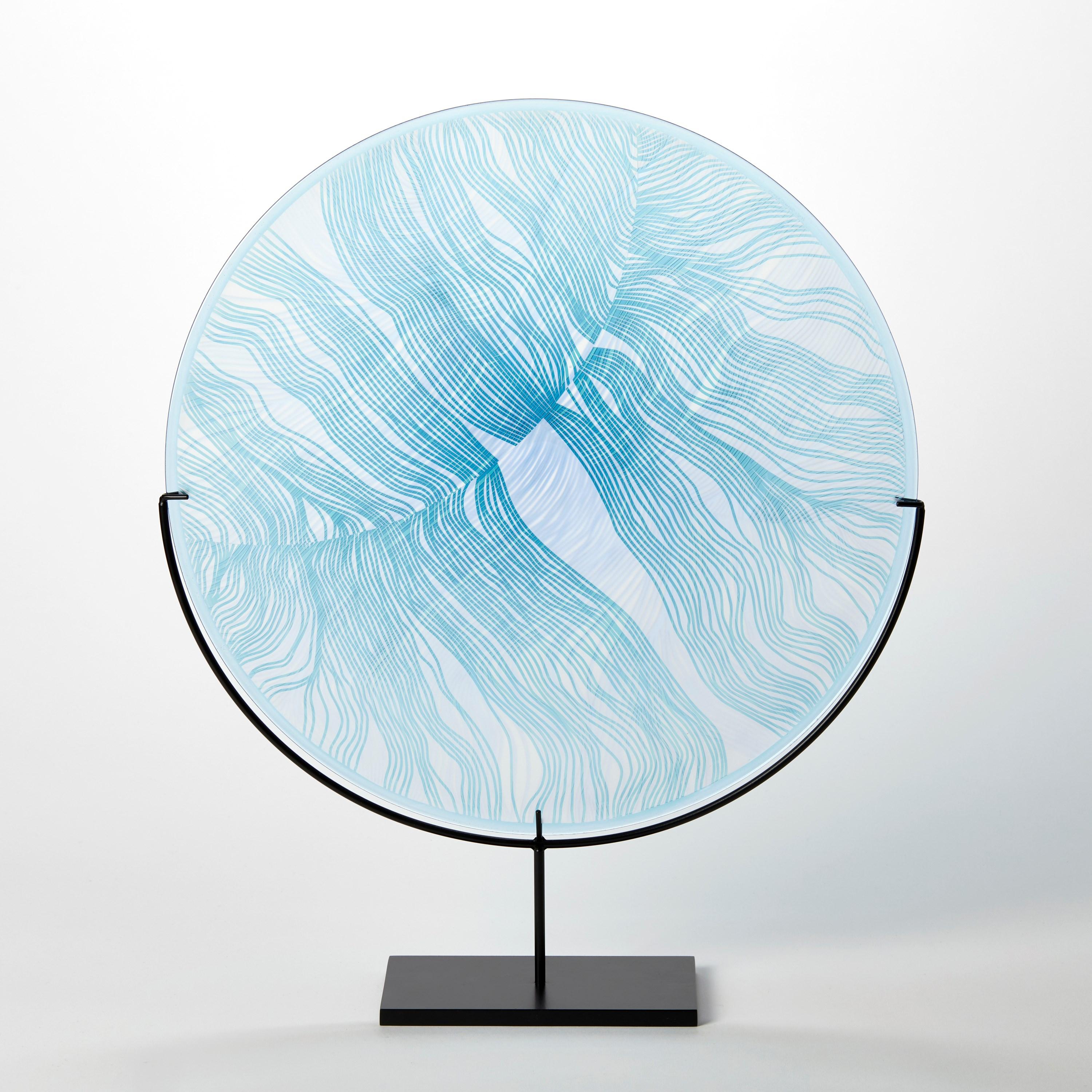 Solar Storm Sky Blue over Ice Blue II, ein gemustertes Glaskunstwerk von Kate Jones (Britisch) im Angebot