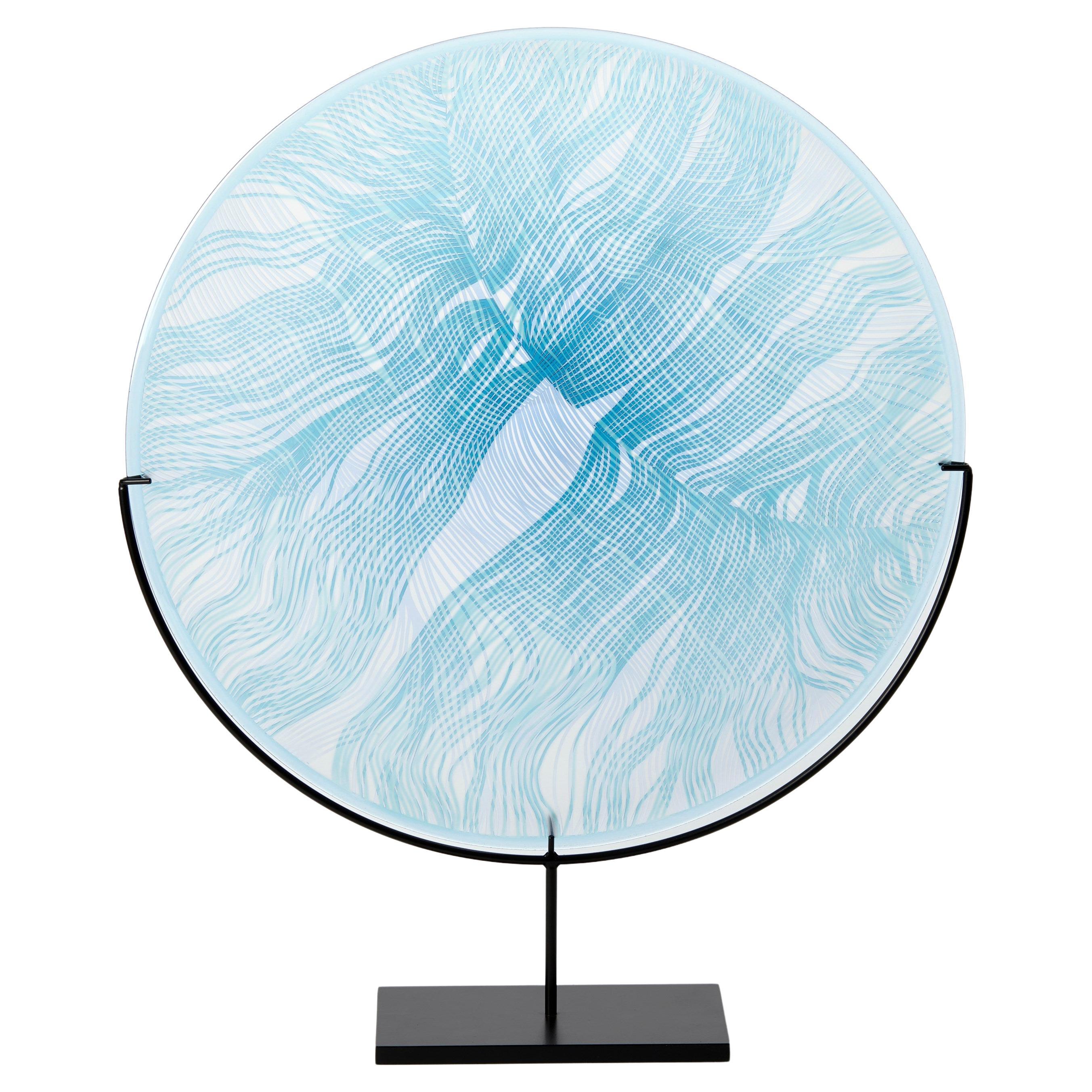 Une œuvre d'art en verre à motifs de Kate Jones, bleu ciel solaire sur bleu glace II