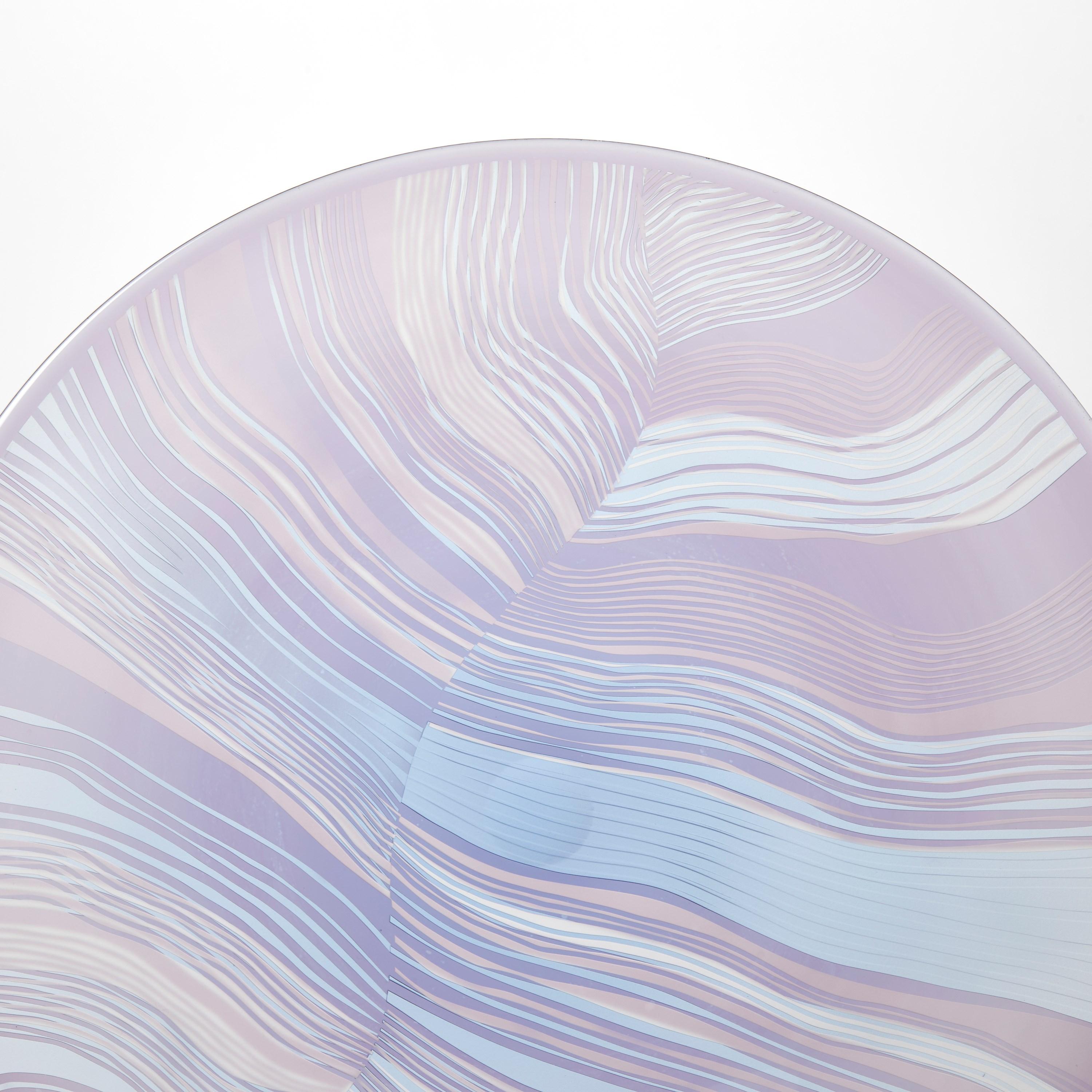 Tormenta Solar Azul Cielo sobre Lila, obra de arte lineal montada en vidrio tallado de Kate Jones Hecho a mano en venta