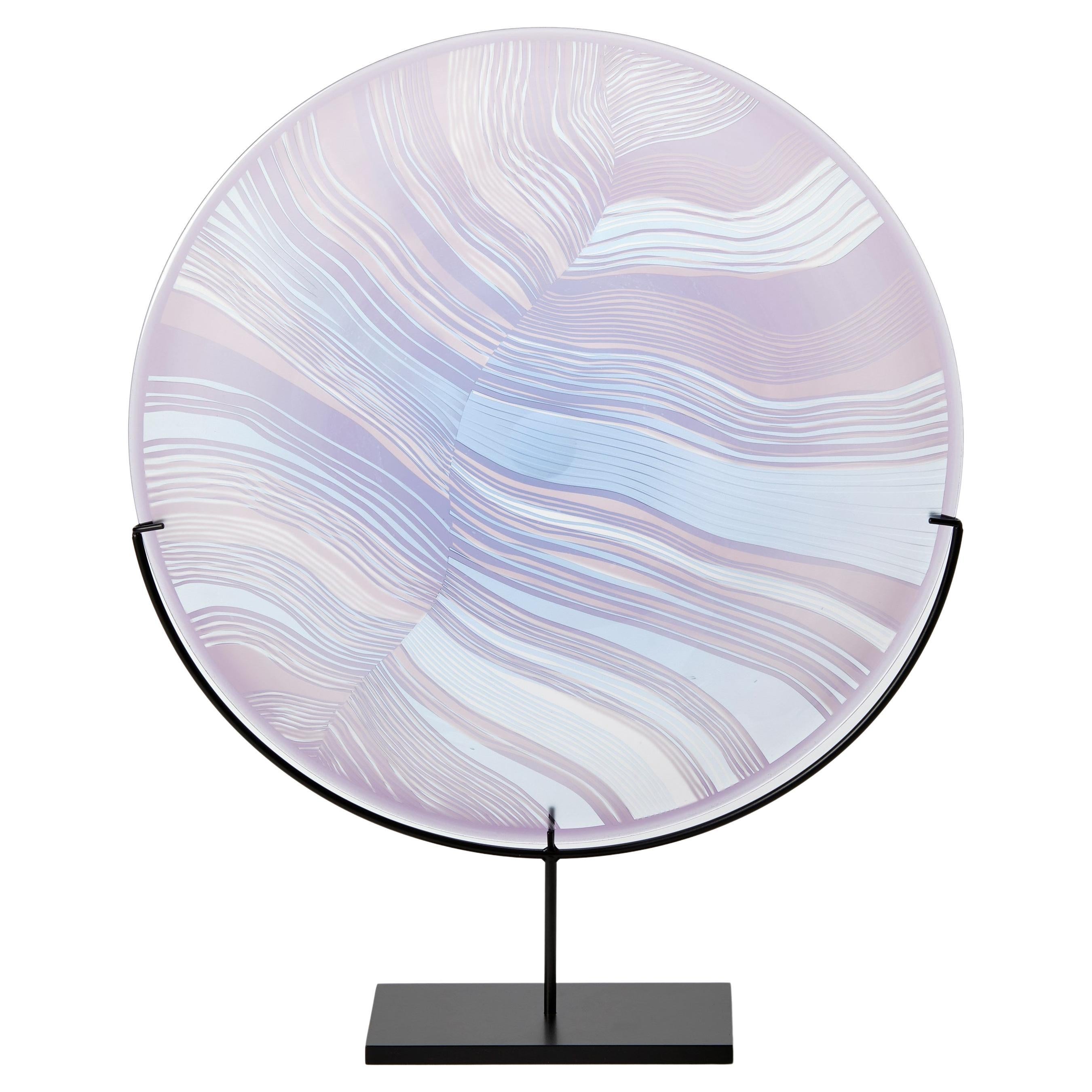 Des ombres solaires bleu ciel sur lilas, œuvre d'art en verre taillé linéaire montée par Kate Jones