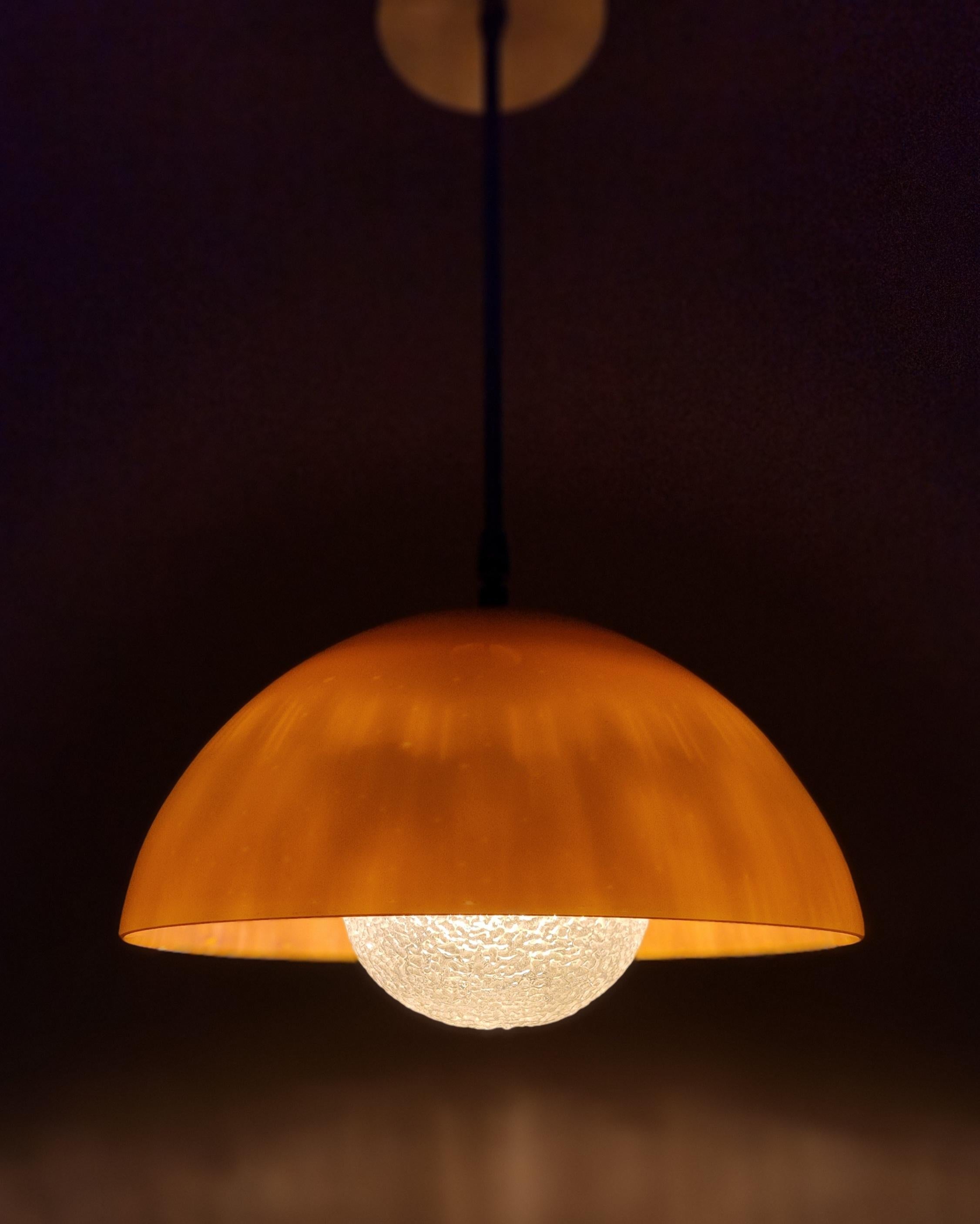 Colgante Solara Hecho a Mano Iluminación Contemporánea de Cristal Personalizable Moderno de mediados de siglo en venta