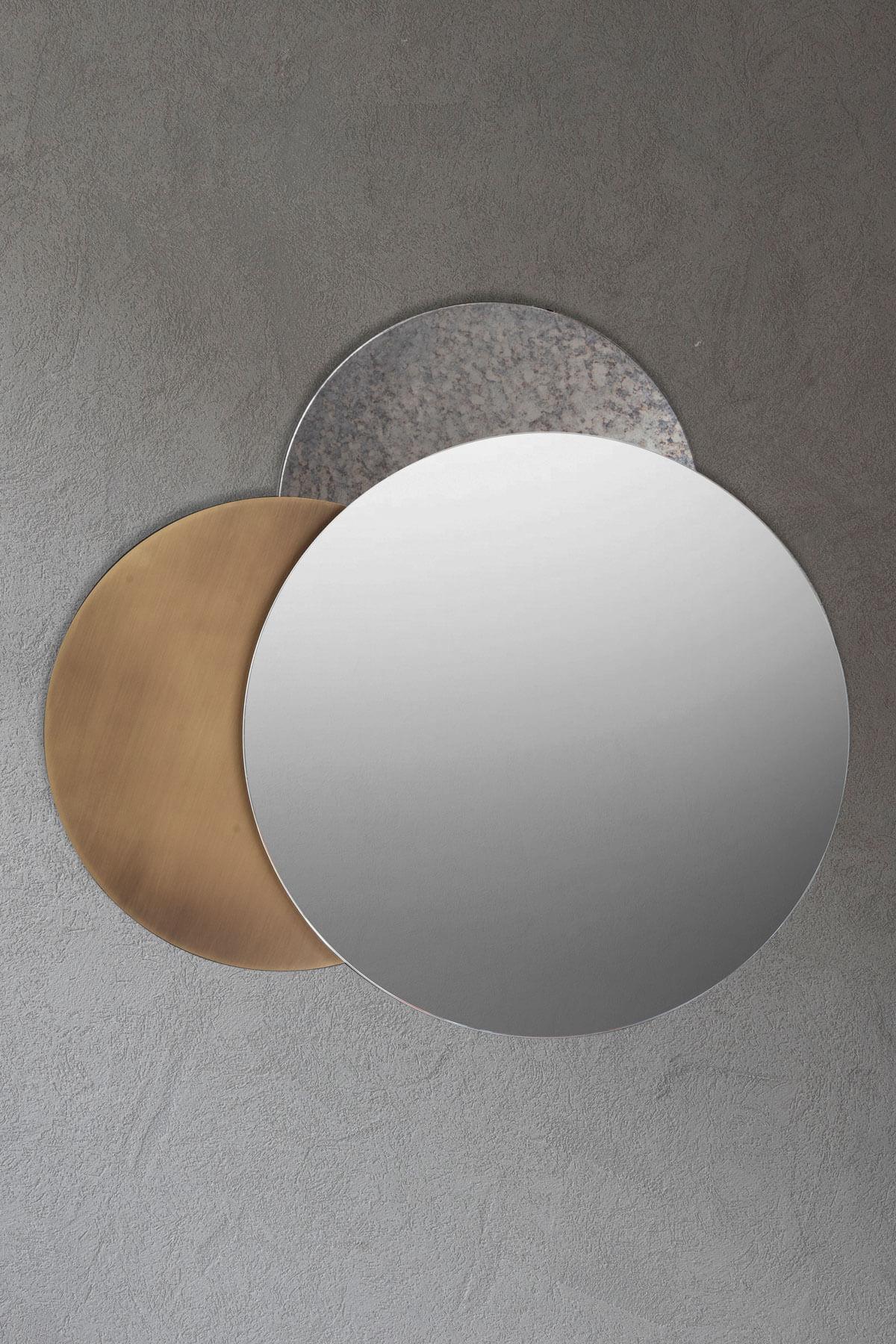 SOLARE MIRROR is a unique design example that flawlessly showcases the effect created by the coming together of circular forms. This magnificent mirror combines the allure of the material with aesthetics and functionality, adding a new dimension to