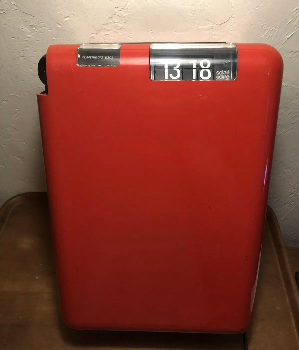 Precioso reloj de pared de solapa Solari di Udine, numerado, 1ª edición de la producción de tarjetas de Solari di Udine, con todas las piezas originales y enchufe europeo. Pieza extremadamente rara.