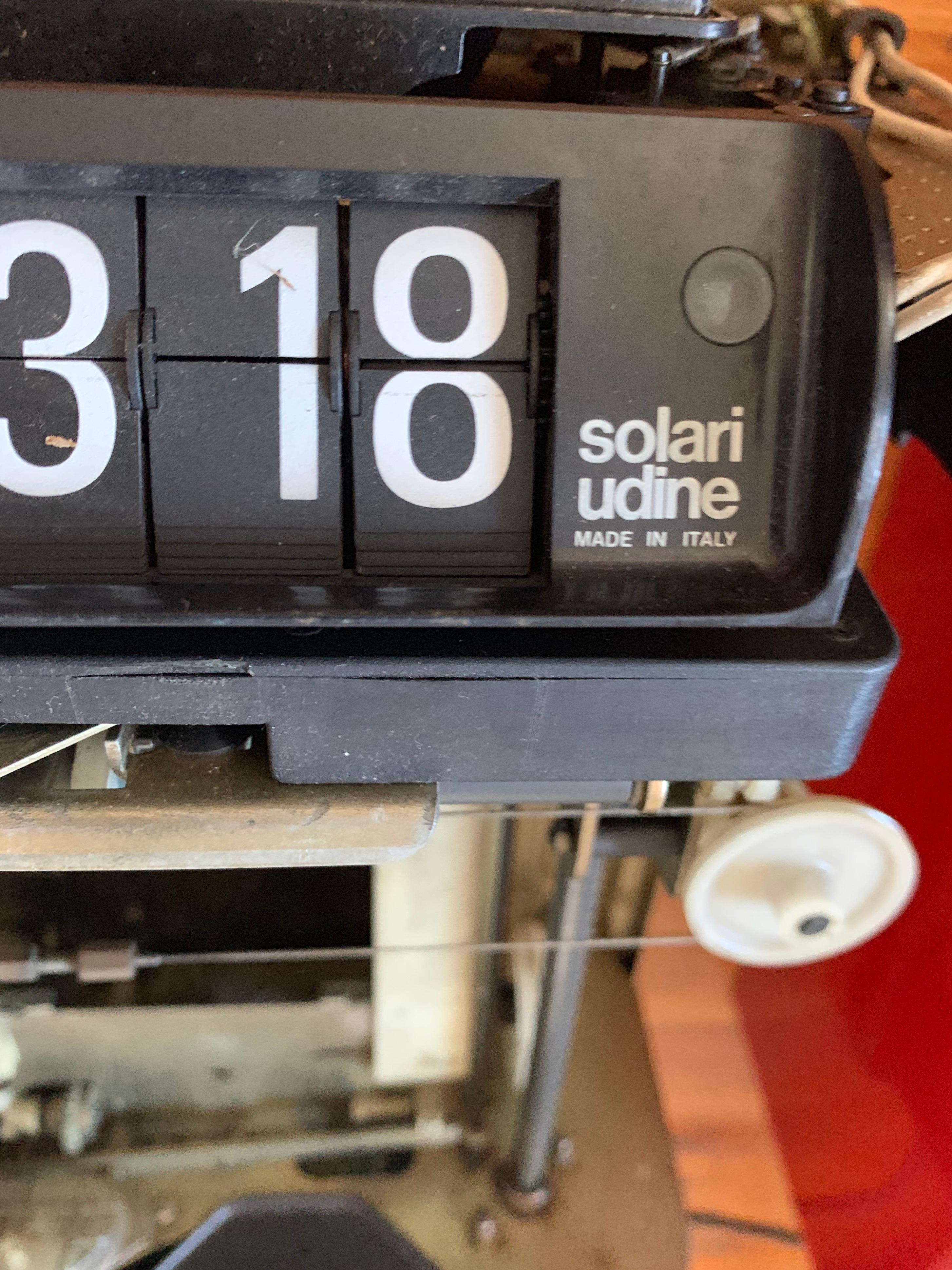 Reloj giratorio italiano de mediados de siglo de la Era Espacial Solari di Udine 1976 Rojo Italiano en venta