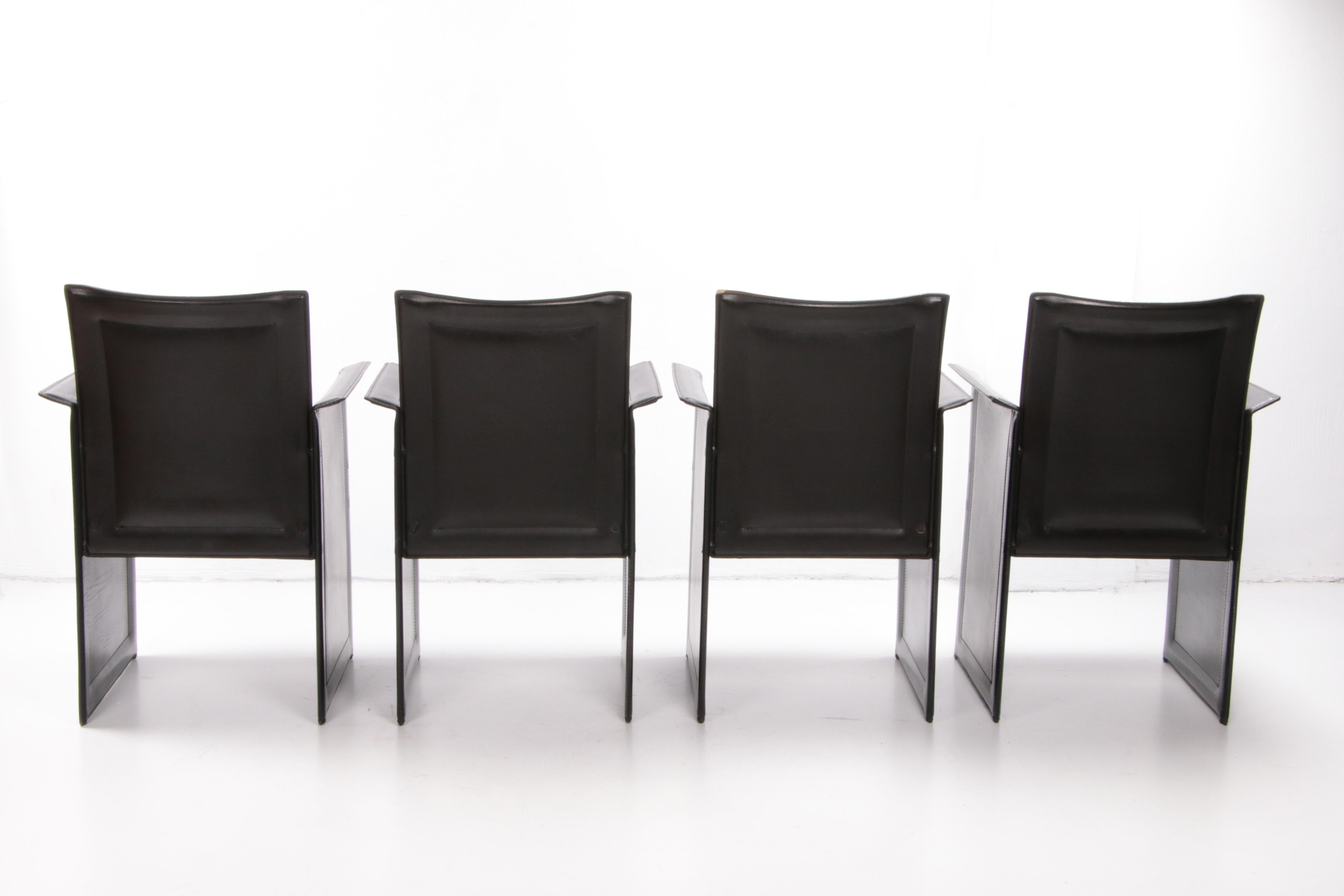 Ensemble de 4 chaises de salle à manger Solaria en cuir fabriqué par Arrben, 1970, Italie Bon état - En vente à Oostrum-Venray, NL