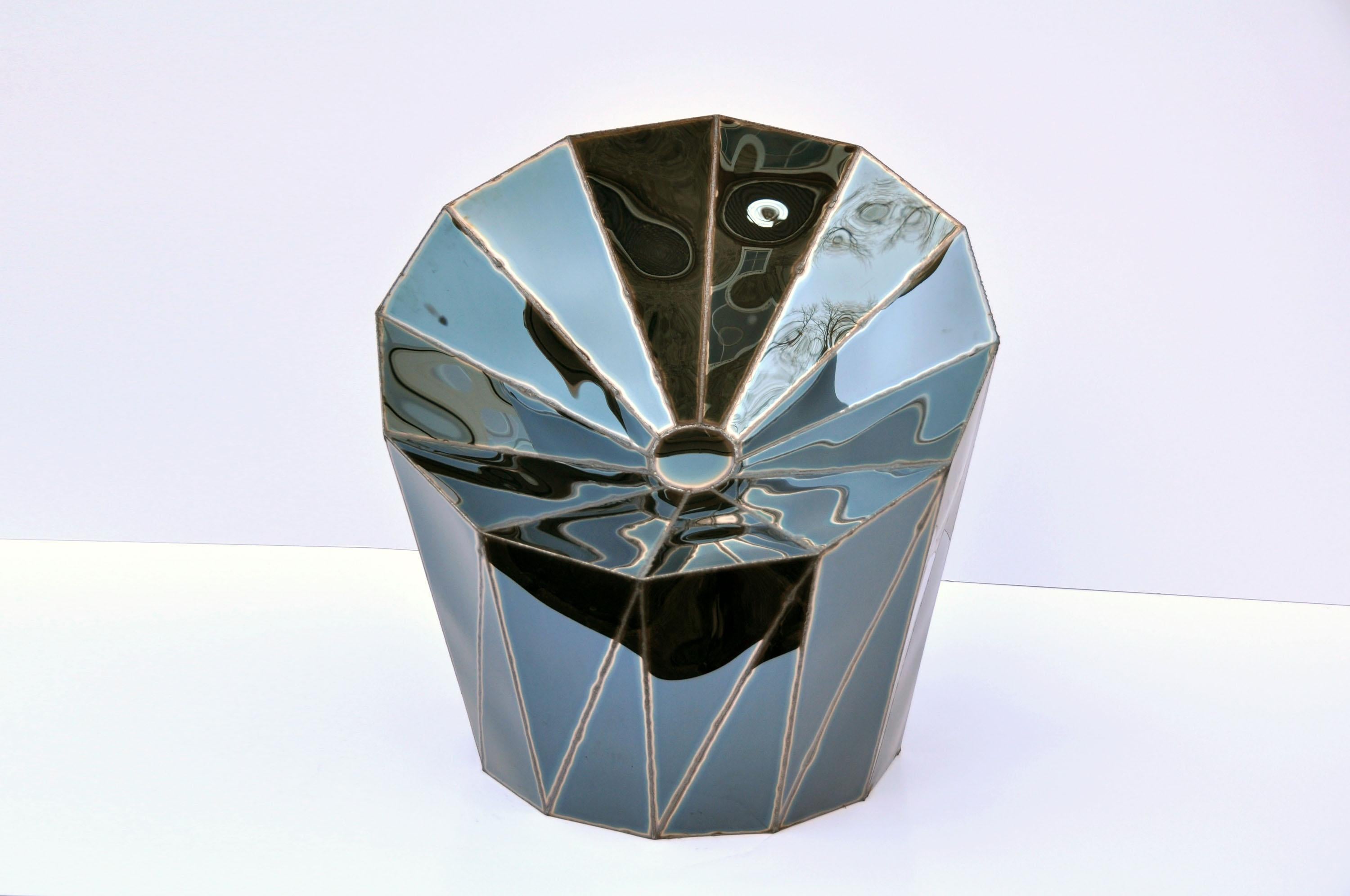 Sedia Solaris in acciaio inox lucidato a specchio saldato di Julian Mayor
Edizione limitata di 8 + 4AP.
Dimensioni: P 74 x L 76 x H 79 cm. 
Materiali: Acciaio inossidabile lucidato a specchio.

Julian Mayor è un artista e designer britannico famoso