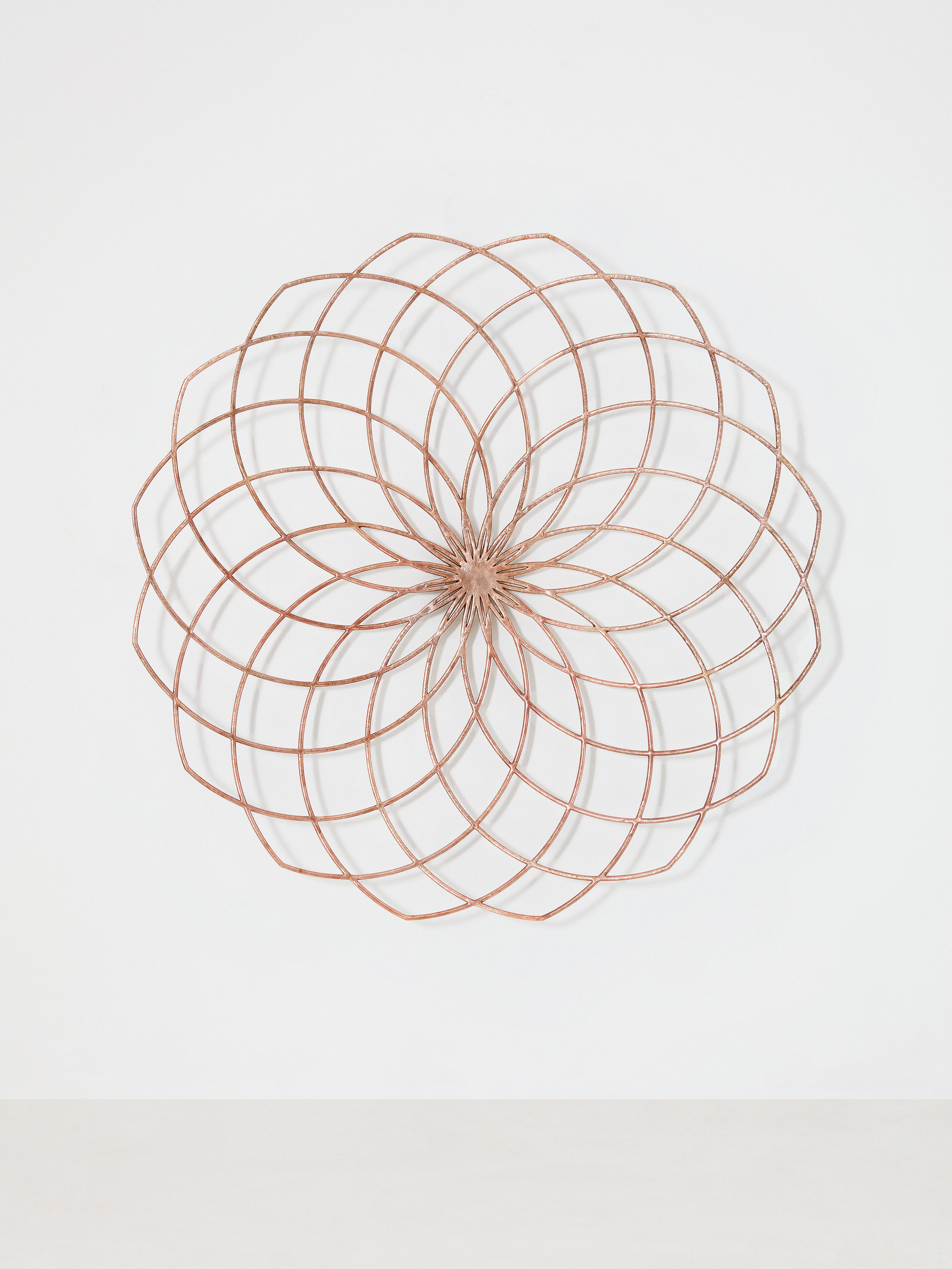 Scultura da parete Solaris in edizione limitata in bronzo di Jesse Ede
Edizione limitata di 7 pezzi + 2AP
Dimensioni: D 25 x L 221 x H 221 cm.
Materiali: Bronzo.

Solaris è una scultura appesa al muro le cui forme ripetitive e radianti rispecchiano