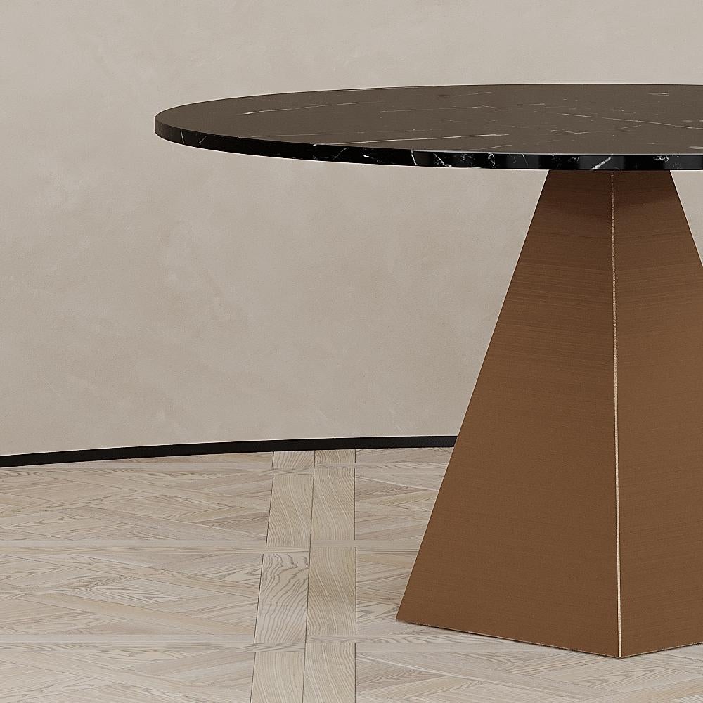 La table à manger Solaris est conçue par Emél & Browne dans le style minimaliste et contemporain et fabriquée sur mesure en Italie par des artisans qualifiés. La table de salle à manger Solaris, avec sa base en cuivre rougeoyant, émet une énergie de