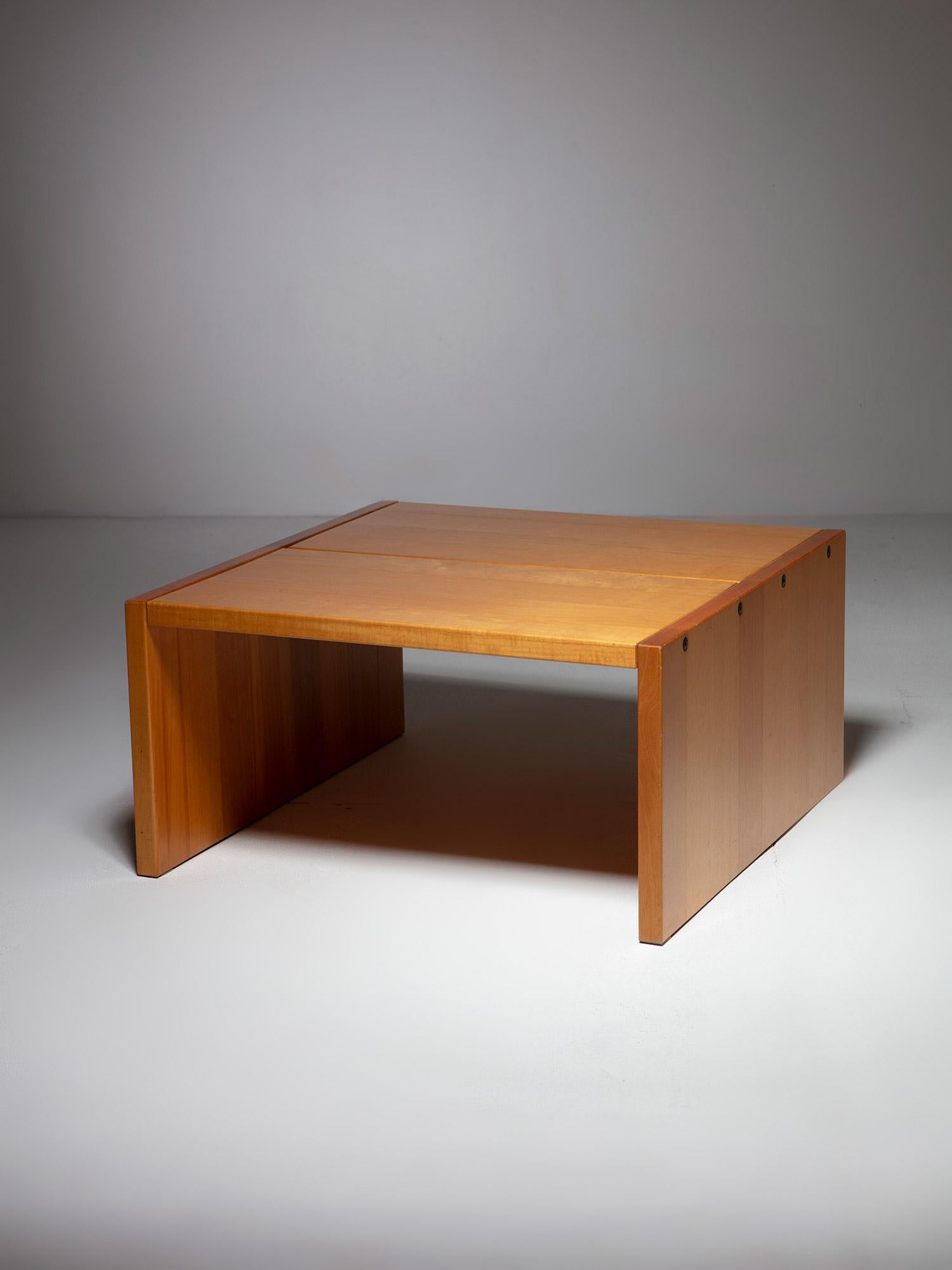 Grande tavolo minimalista in legno di Franco Vattolo per Ibisco.
È disponibile un secondo pezzo.