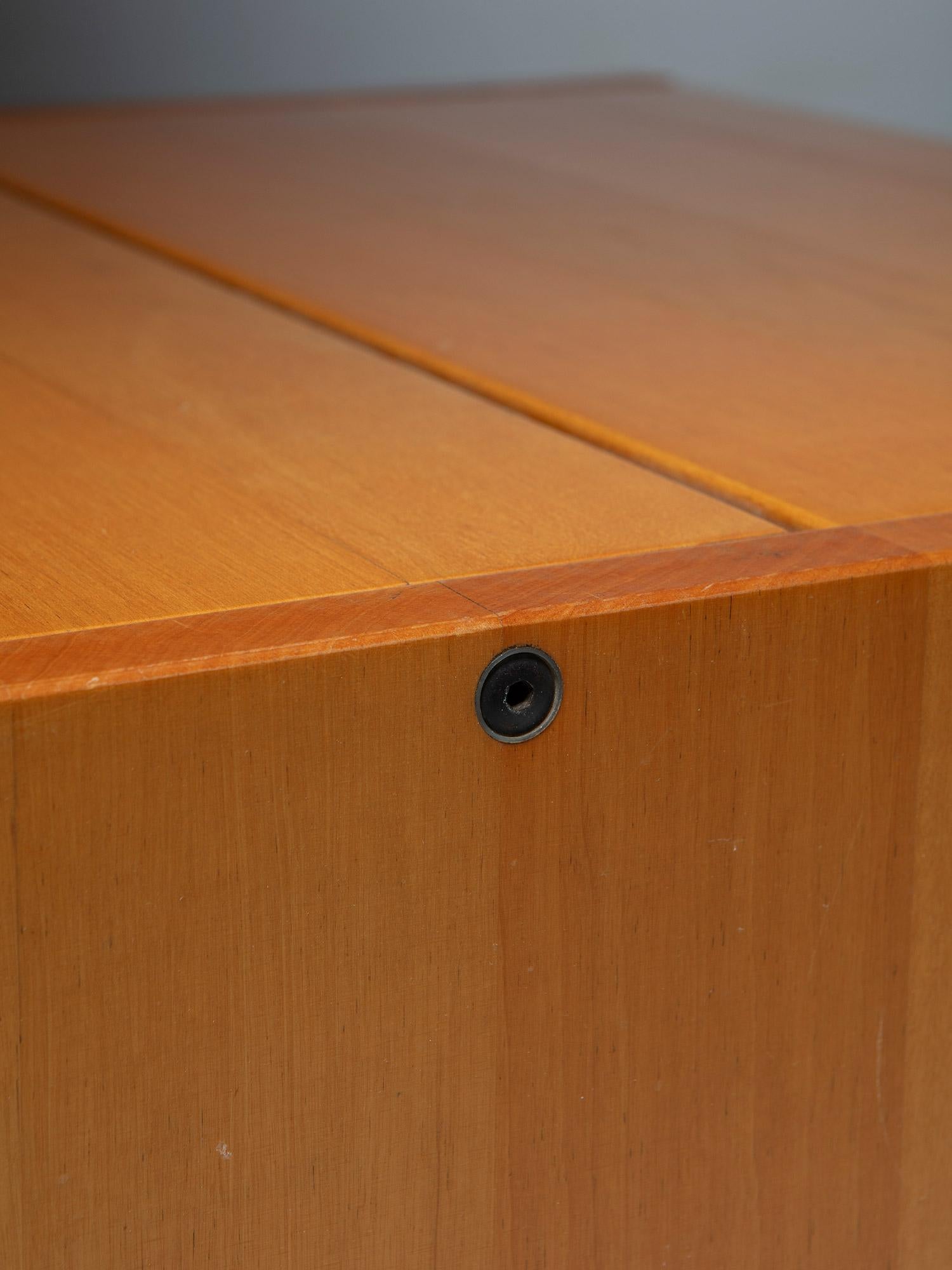 Tavolino in legno massiccio 