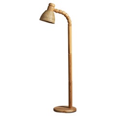 Solbackens Svarveri, lampadaire réglable, pin, rotin, Suède, années 1970