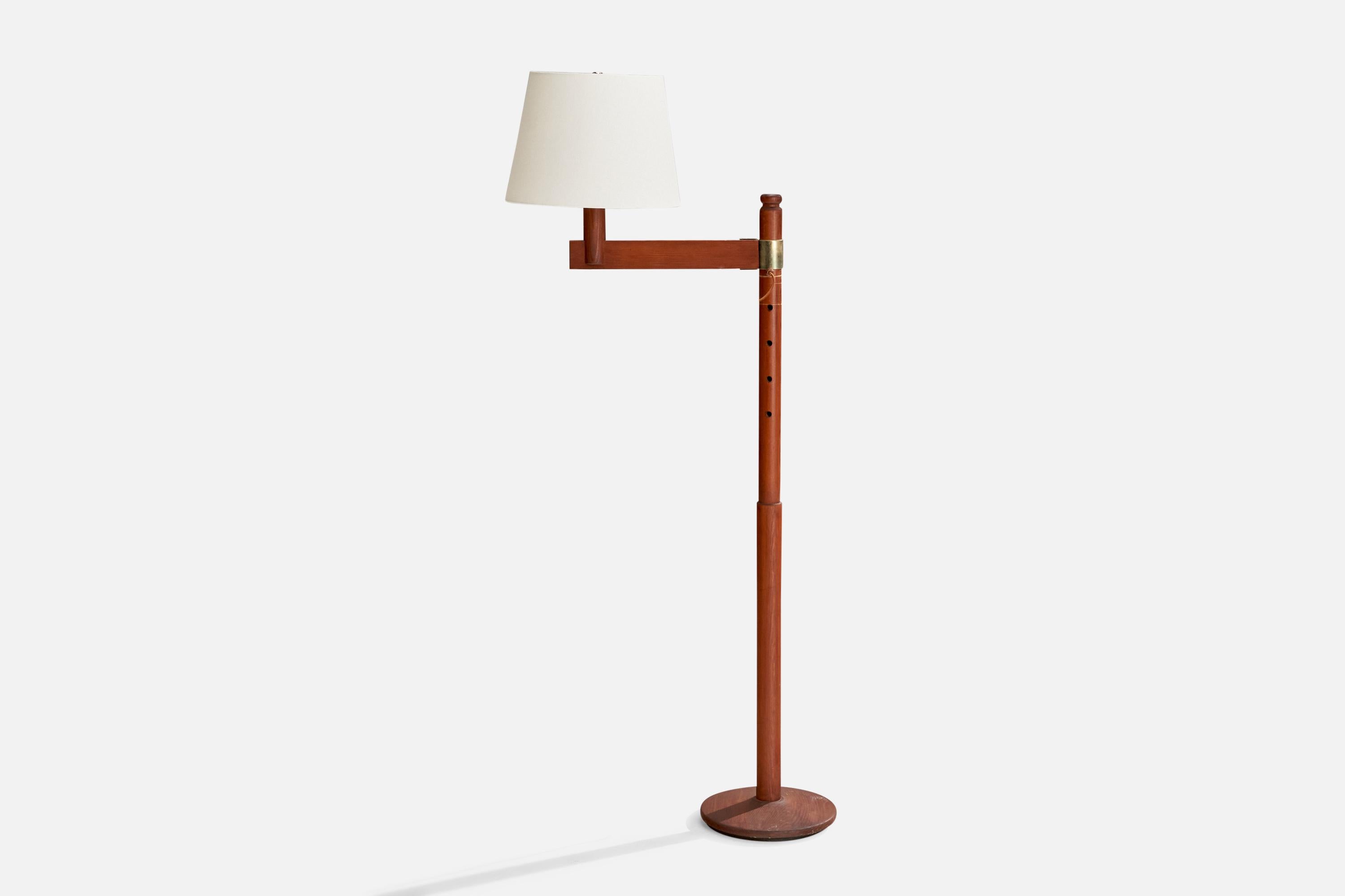 Lampadaire réglable en pin teinté foncé, laiton et tissu blanc produit par Solbackens Svarveri, Hyssna, Suède, c.C. 1970.

Dimensions de la lampe avec abat-jour (pouces) : 23.625