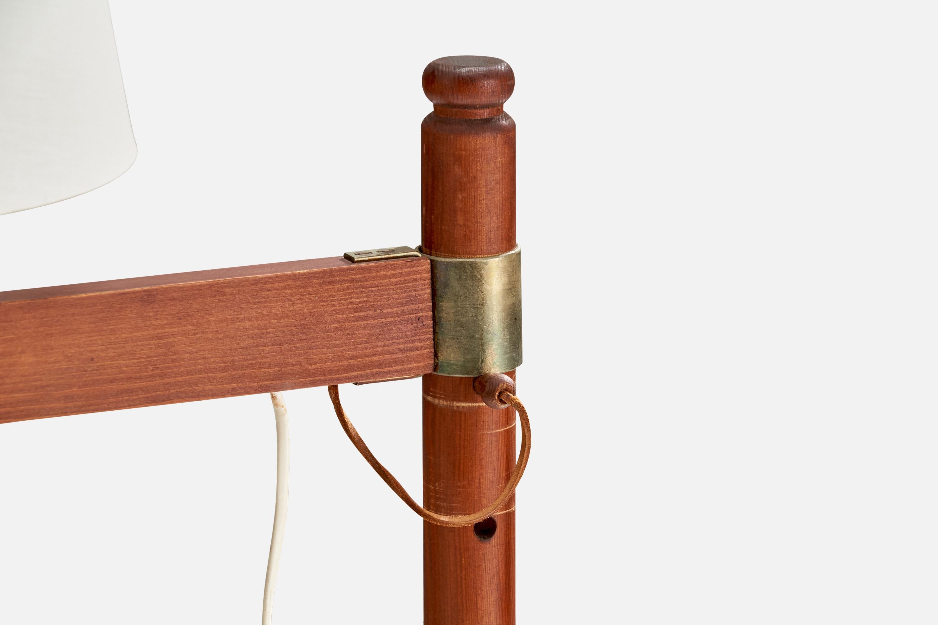 Suédois Solbackens Svarveri, lampadaire, pin, laiton, tissu, Suède, années 1970 en vente