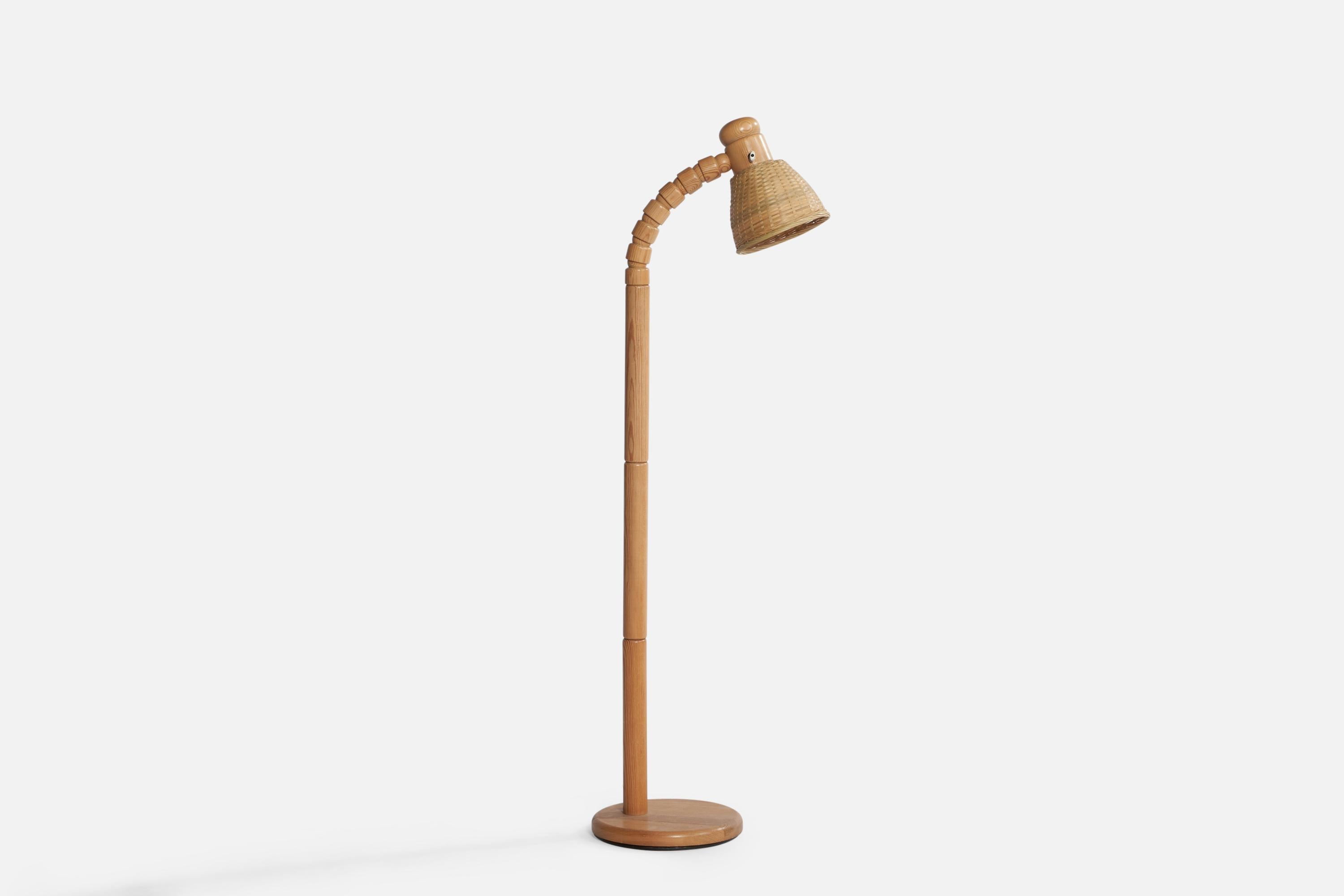 Verstellbare Stehlampe aus Kiefer und Rattan, entworfen und hergestellt in Schweden, ca. 1970er Jahre.

Gesamtabmessungen (Zoll): 51,25