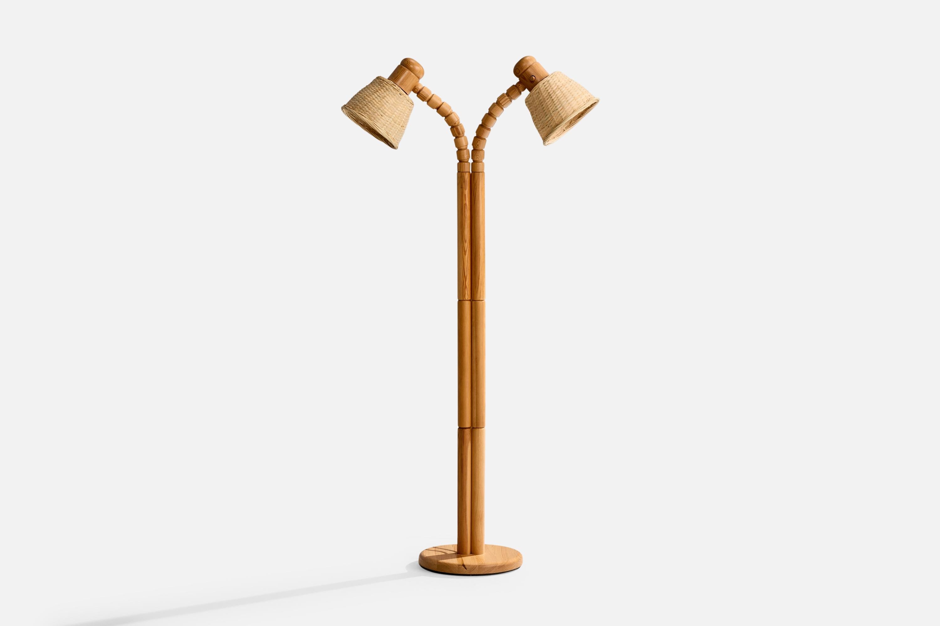 Lampadaire réglable en pin et rotin produit par Solbackens Svarveri, Suède, c. années 1970.

Dimensions globales (pouces) : 55.25 