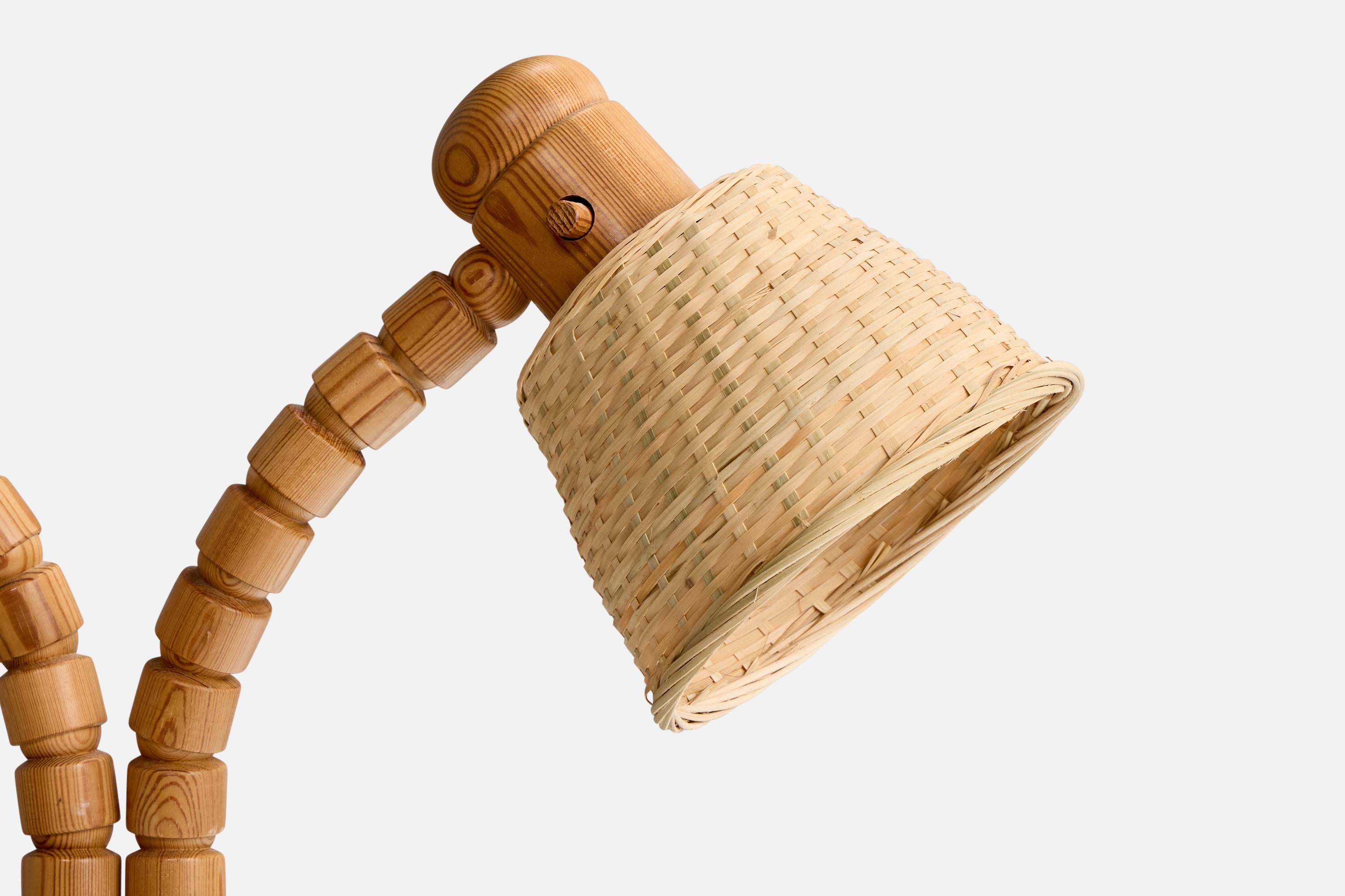 Suédois Solbackens Svarveri, lampadaire, pin, rotin, Suède, années 1970 en vente