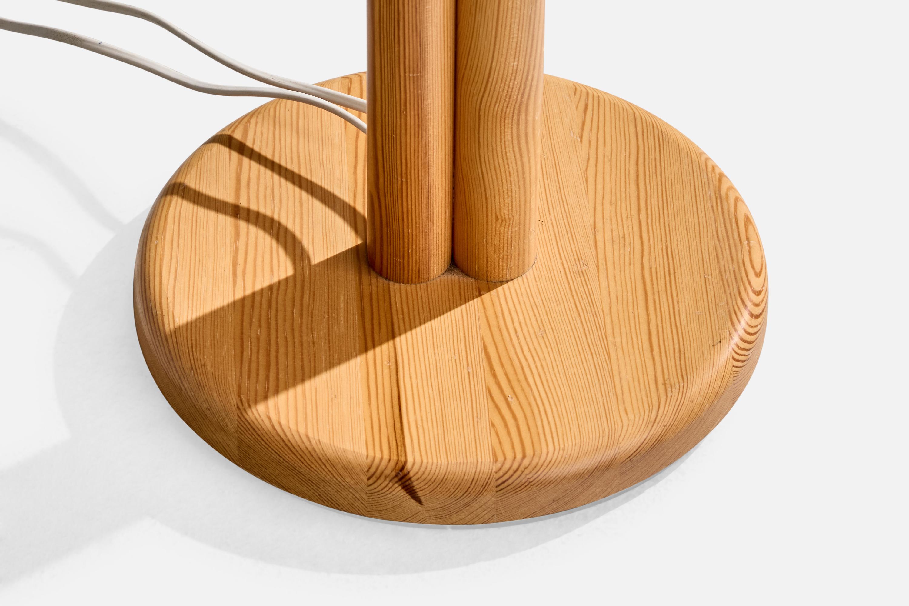 Rotin Solbackens Svarveri, lampadaire, pin, rotin, Suède, années 1970 en vente