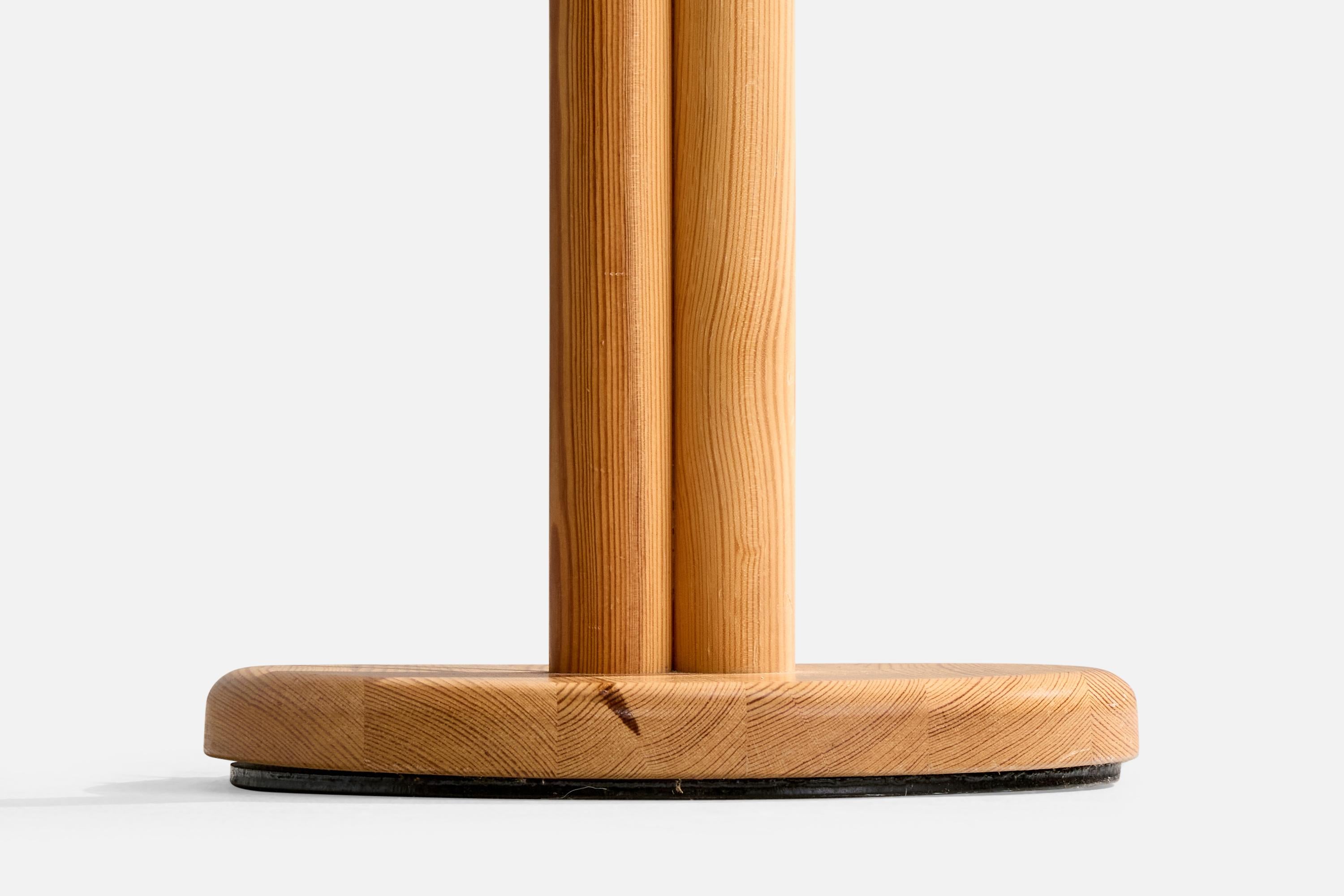 Solbackens Svarveri, lampadaire, pin, rotin, Suède, années 1970 en vente 1