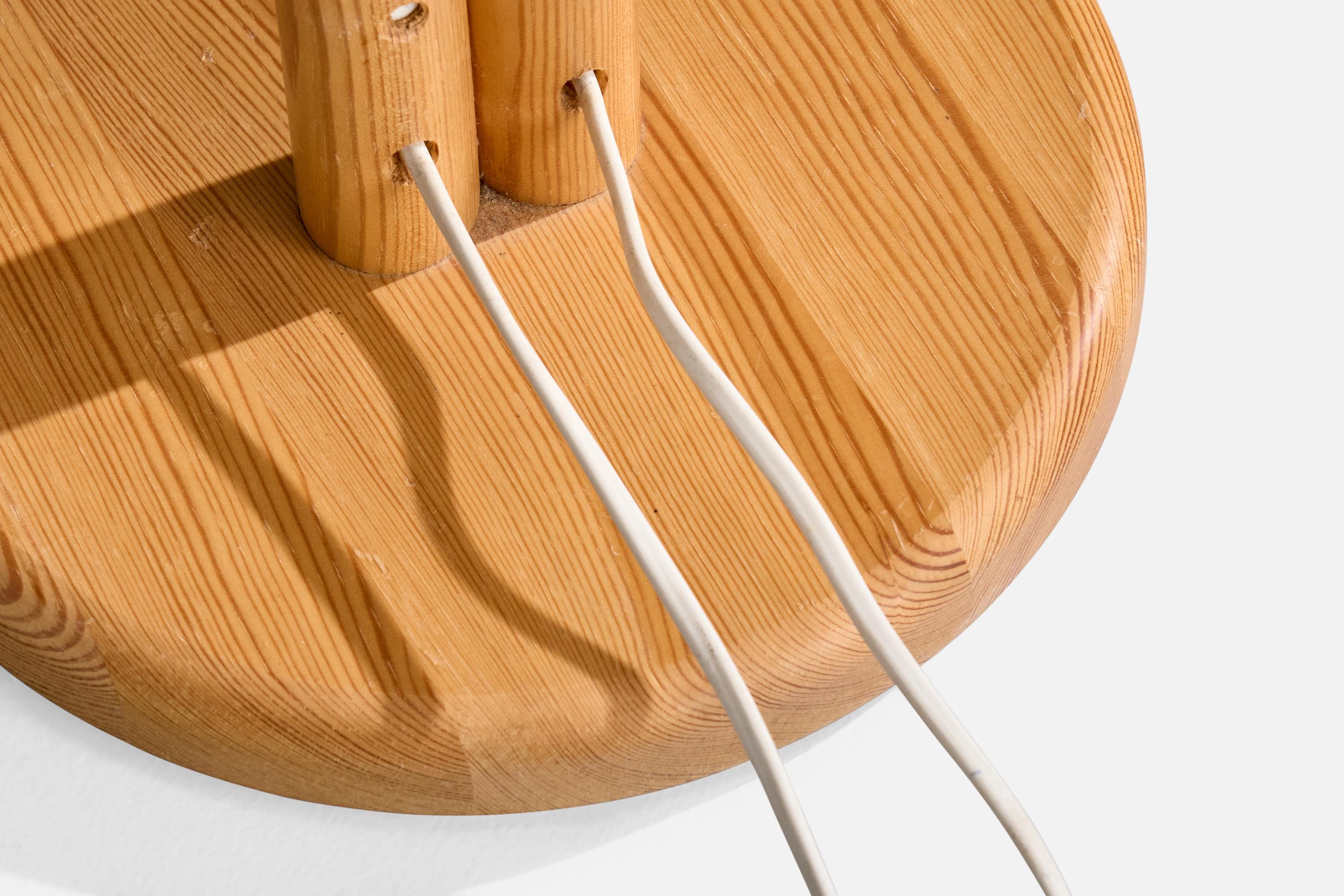 Solbackens Svarveri, lampadaire, pin, rotin, Suède, années 1970 en vente 2