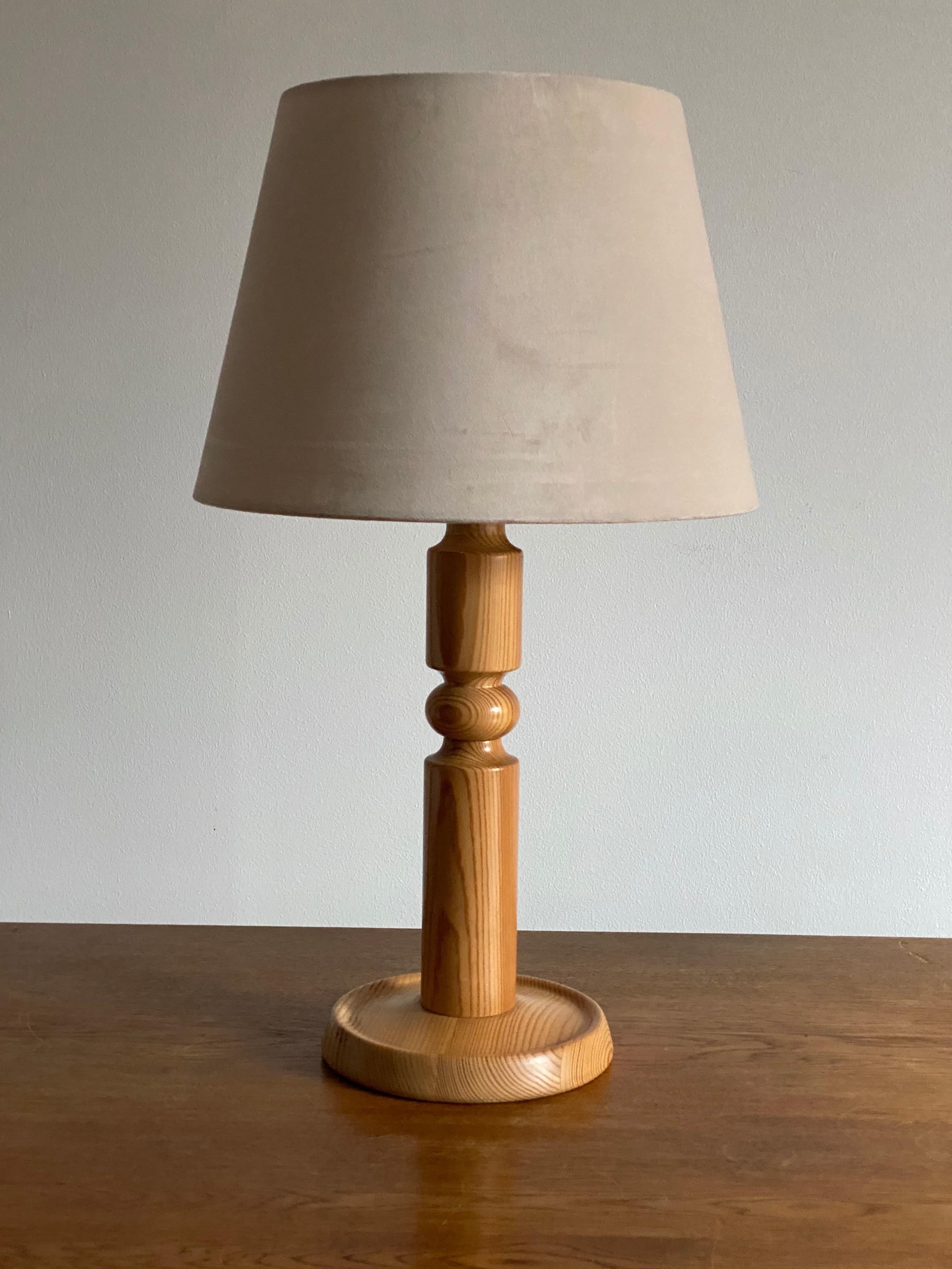 A sizable sculptural and Minimalist table lamp. Produced by Solbackens Svarveri. Sweden, circa 1970s.

In solid pine, all original condition.

Sold without lampshade. Stated dimensions are excluding lampshade.