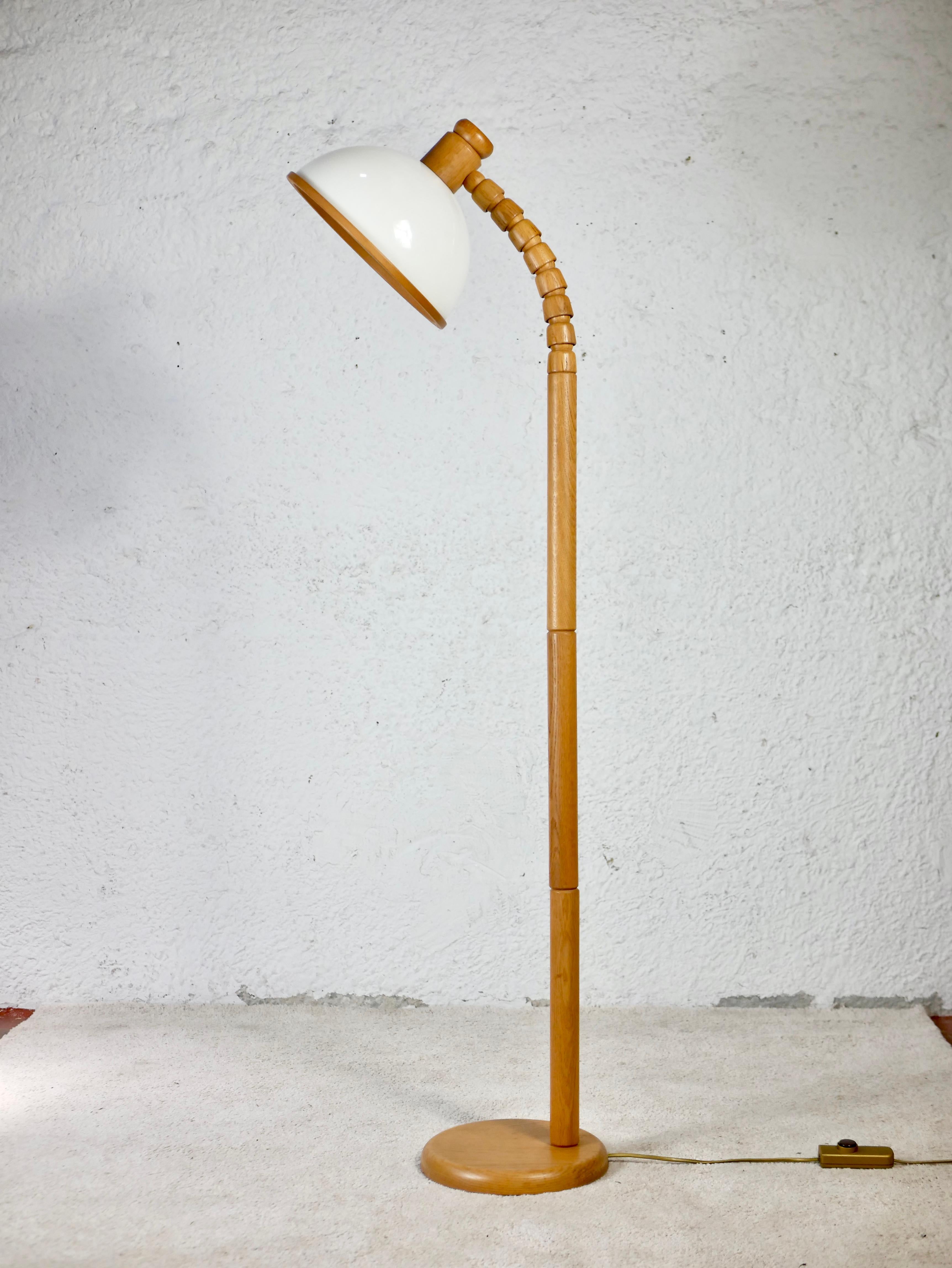 Nice and cute floor lamp designed and produced by Solbackens Svarveri, made in Sweden, in the 1970s.
Rare to find oak version (usually pine), adjustable, with its original white plastic lampshade.
Very good condition, can be installed in all