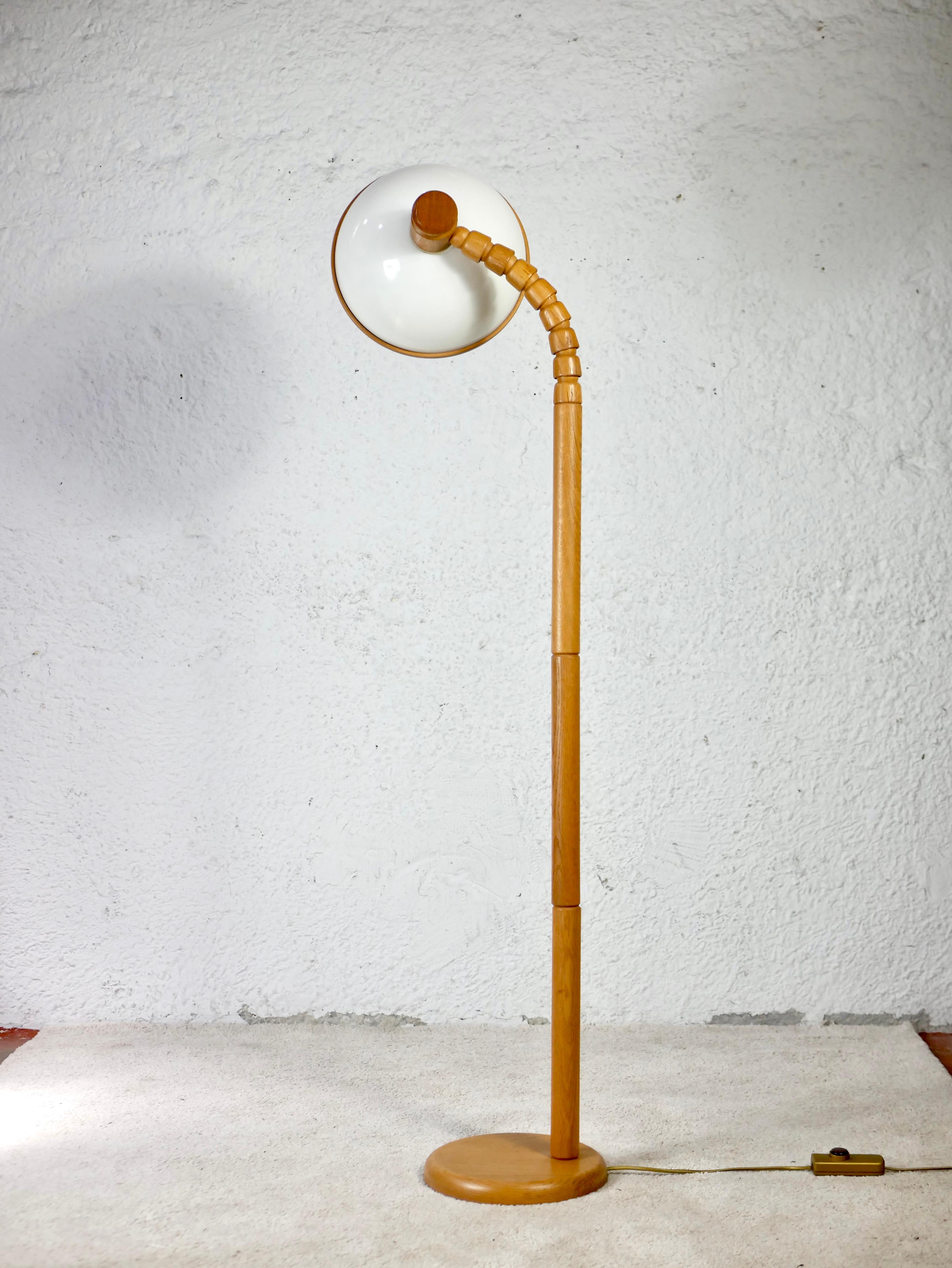 Solbackens Svarveri oak floor lamp from Sweden, 1970s In Good Condition In Lyon, FR