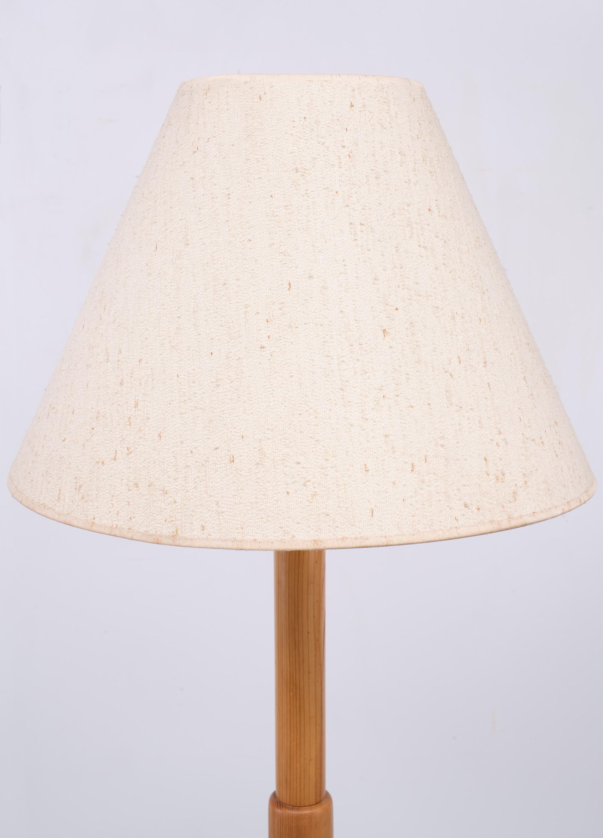 Very nice floor lamp . Solid Pine  ,comes with its original Wood chip shade .Good condition .  .Solbackens Svarveri, sweden 1970s 
One large E27 bulb needed 

Please don't hesitate to reach out for alternative shipping quotes
