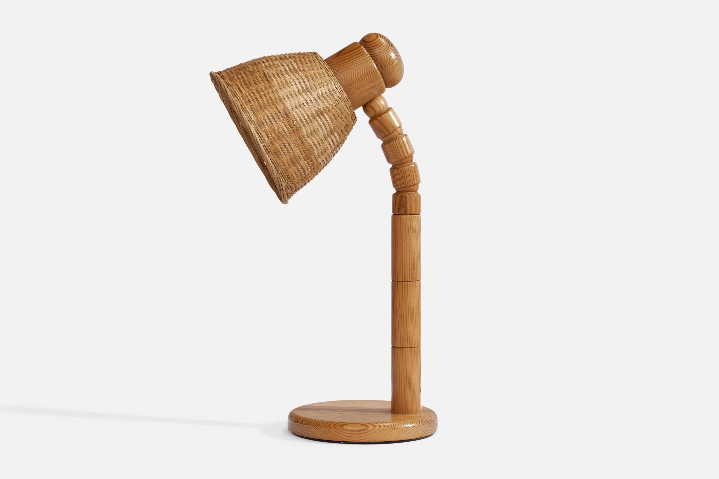 Lampe de table réglable en pin et en rotin, conçue et produite en Suède, années 1970.

Dimensions globales (pouces) : 17.5
