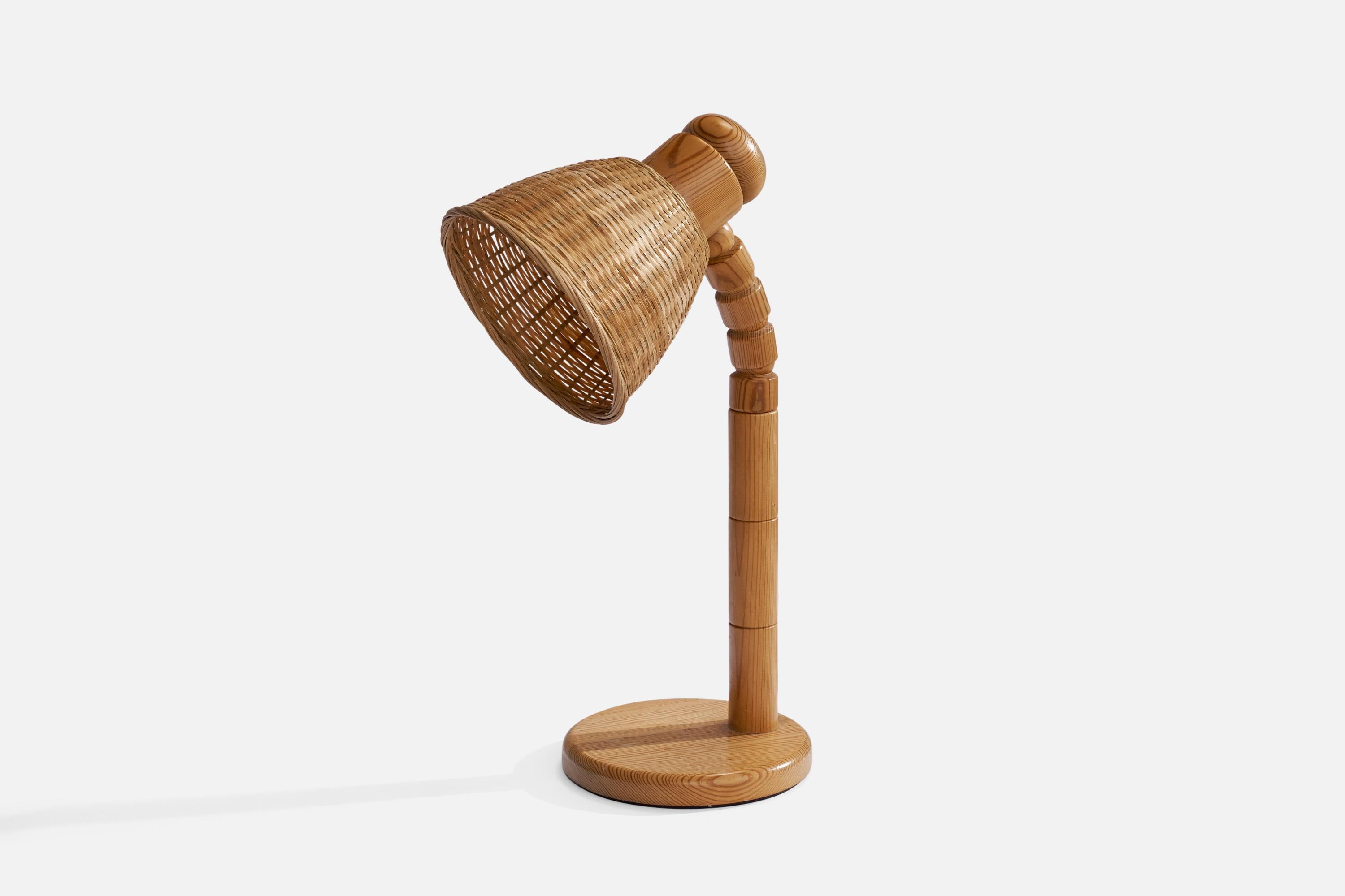 Suédois Solbackens Svarveri, lampe de table, pin, rotin, Suède, 1970 en vente
