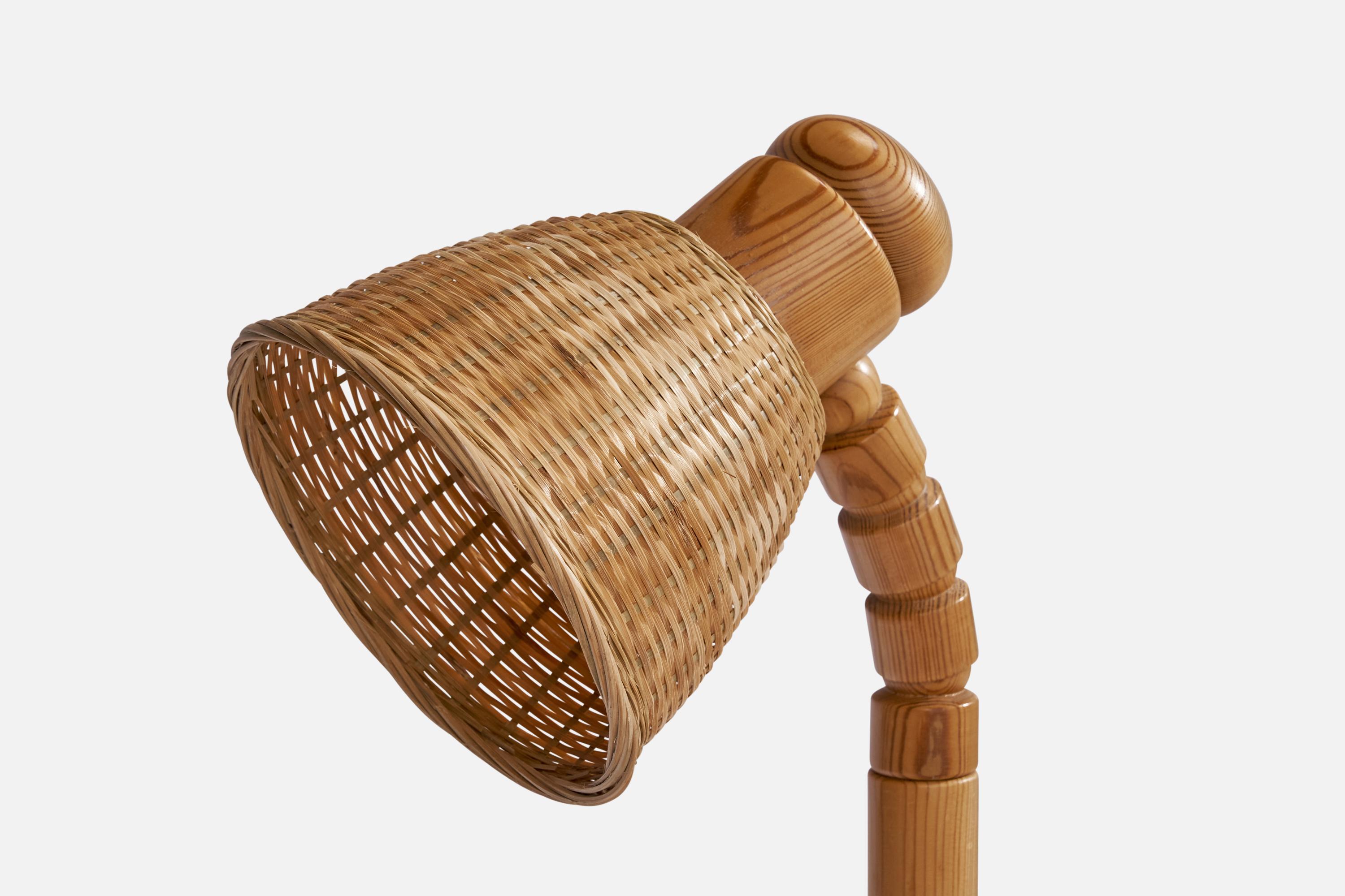 Solbackens Svarveri, lampe de table, pin, rotin, Suède, 1970 Bon état - En vente à High Point, NC