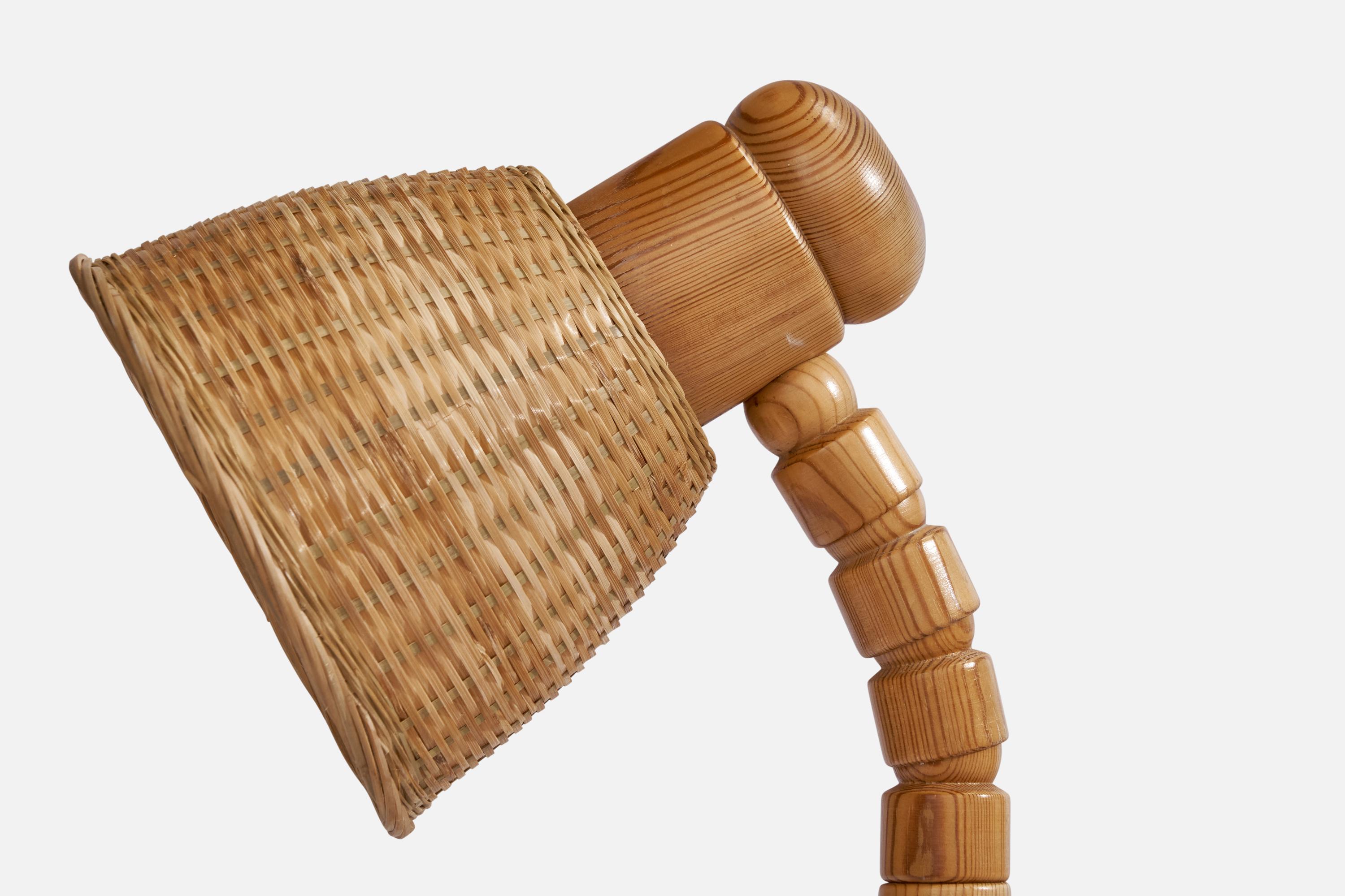 Fin du 20e siècle Solbackens Svarveri, lampe de table, pin, rotin, Suède, 1970 en vente