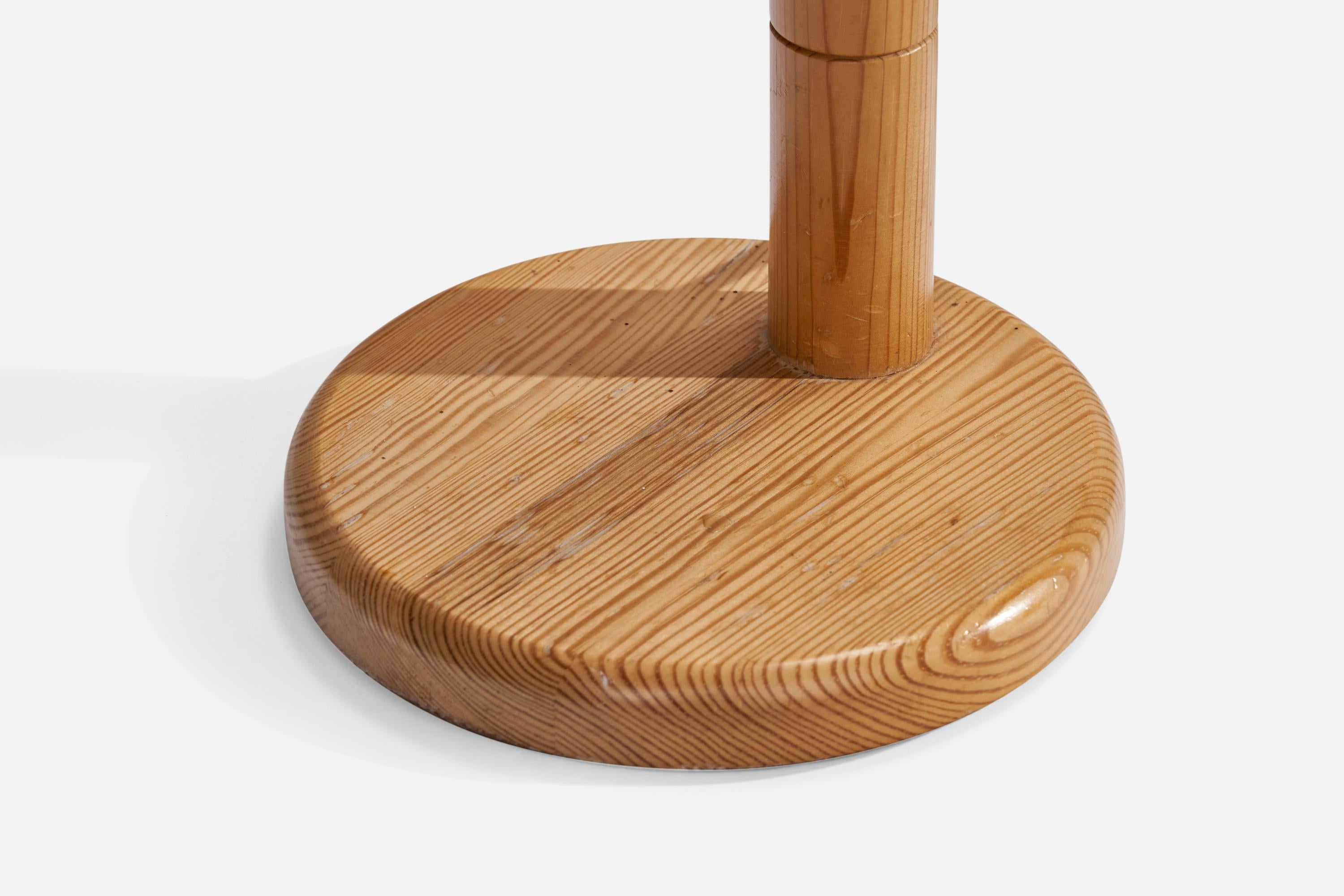 Solbackens Svarveri, lampe de table, pin, rotin, Suède, 1970 en vente 1