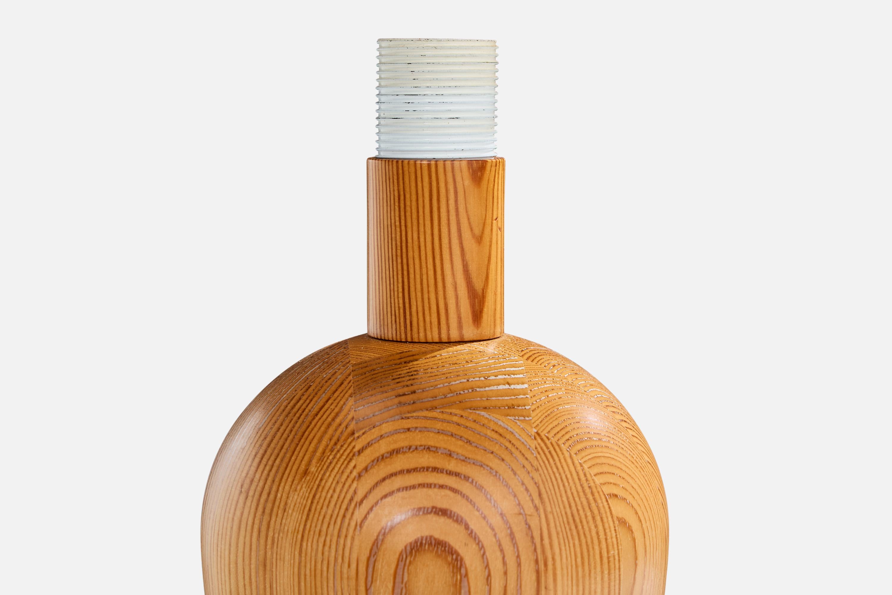 Solbackens Svarveri, Table Lamp, Pine, Sweden, 1980s In Good Condition For Sale In High Point, NC