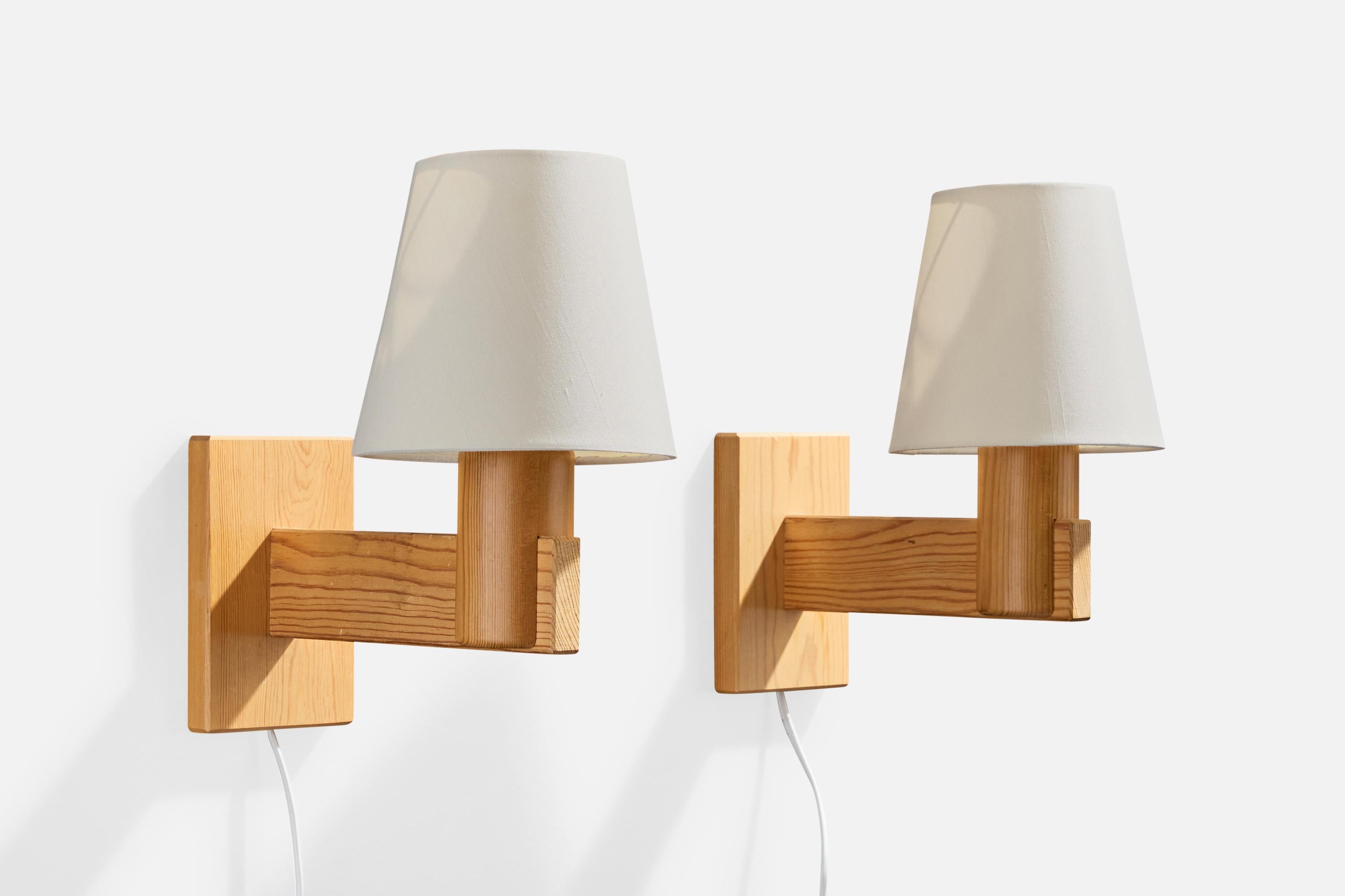 Paire d'appliques en pin et tissu blanc produites par Solbackens Svarveri, Suède, C.C..

Abats-jour neufs.

Dimensions globales (en pouces) : 11,25 