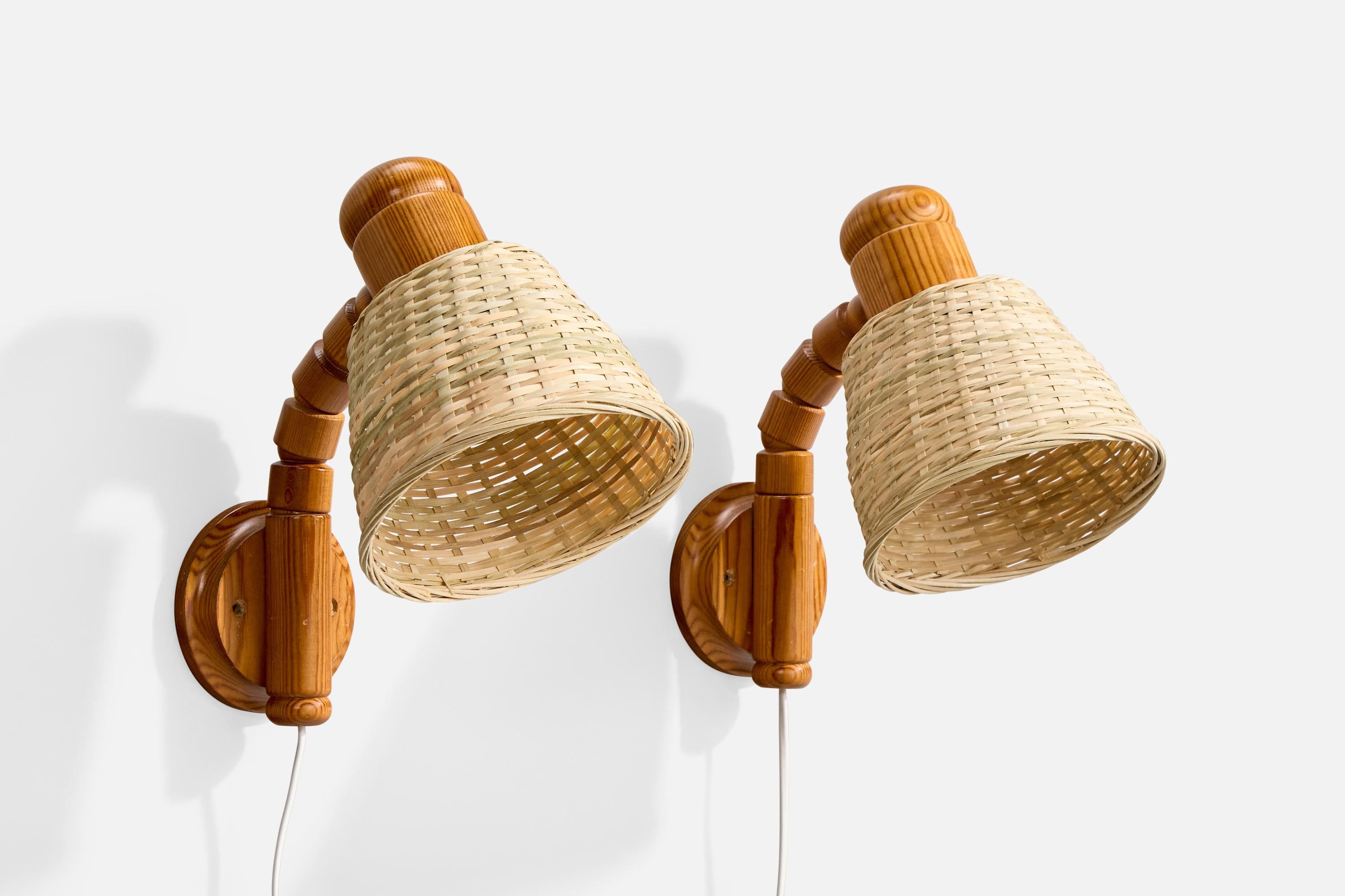 Ein Paar Wandleuchten aus Kiefernholz und Rattan, hergestellt von Solbackens Svarveri, Schweden, ca. 1970er Jahre.

Gesamtabmessungen (Zoll): 11,125 