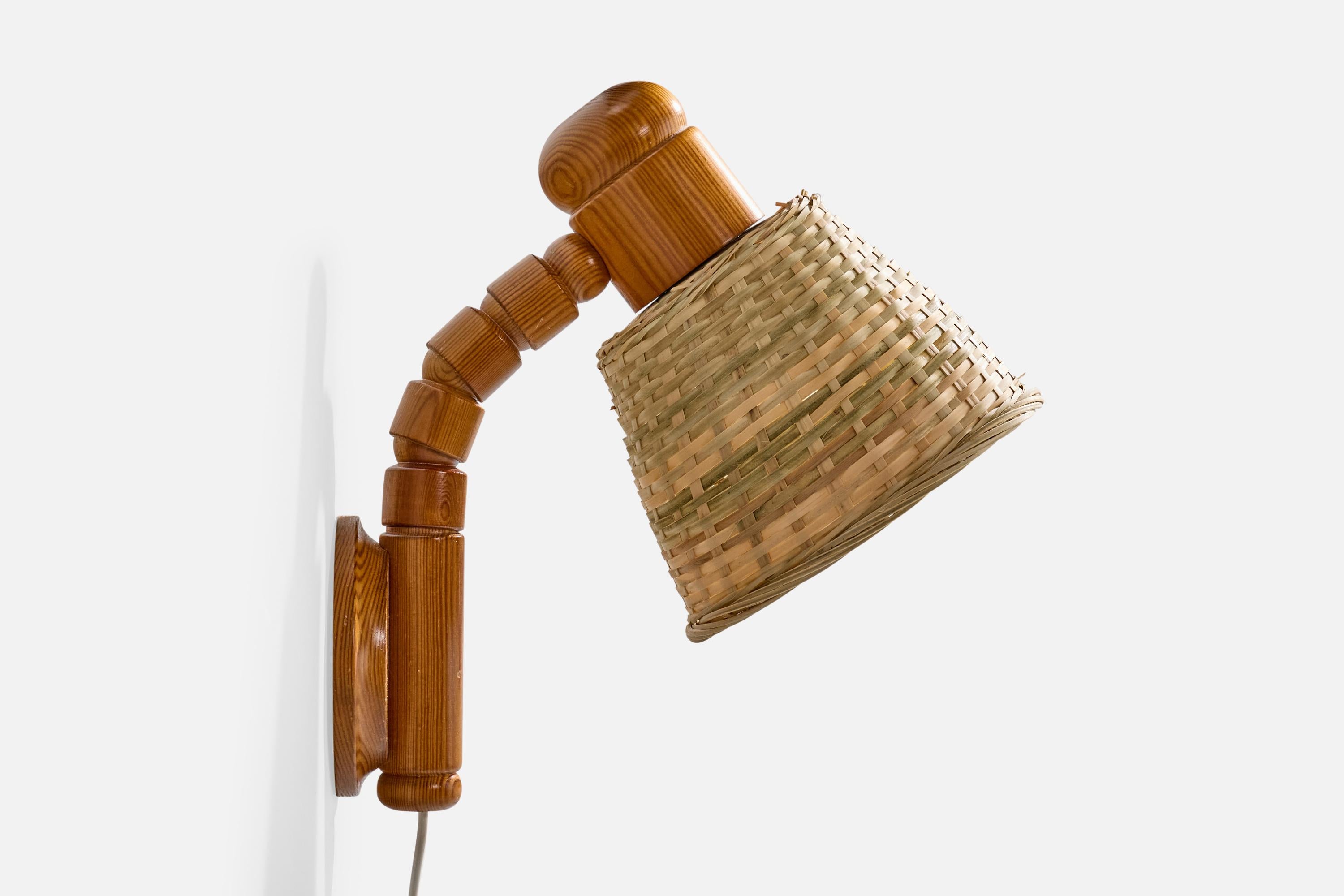 Solbackens Svarveri, Wall Lights, Kiefer, Rattan, Schweden, 1970er im Zustand „Gut“ im Angebot in High Point, NC