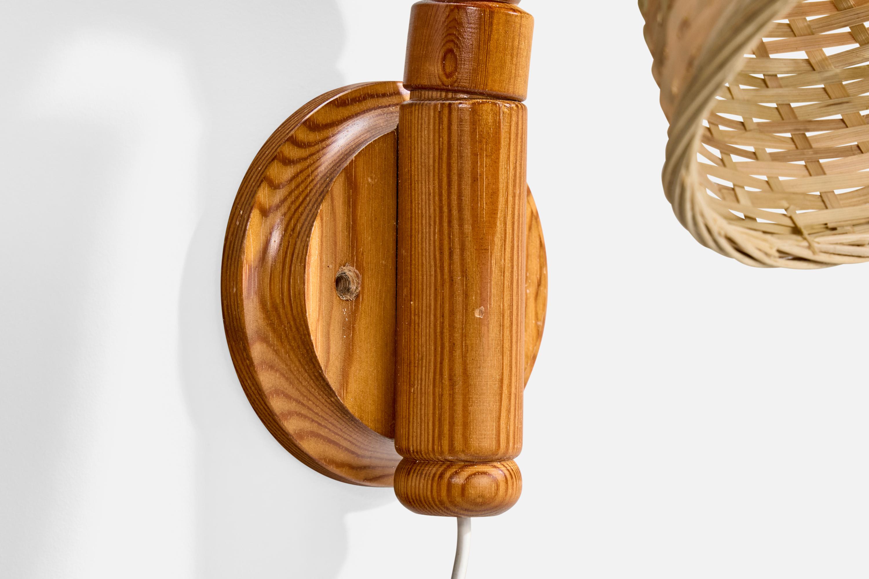 Solbackens Svarveri, Wall Lights, Kiefer, Rattan, Schweden, 1970er (Ende des 20. Jahrhunderts) im Angebot