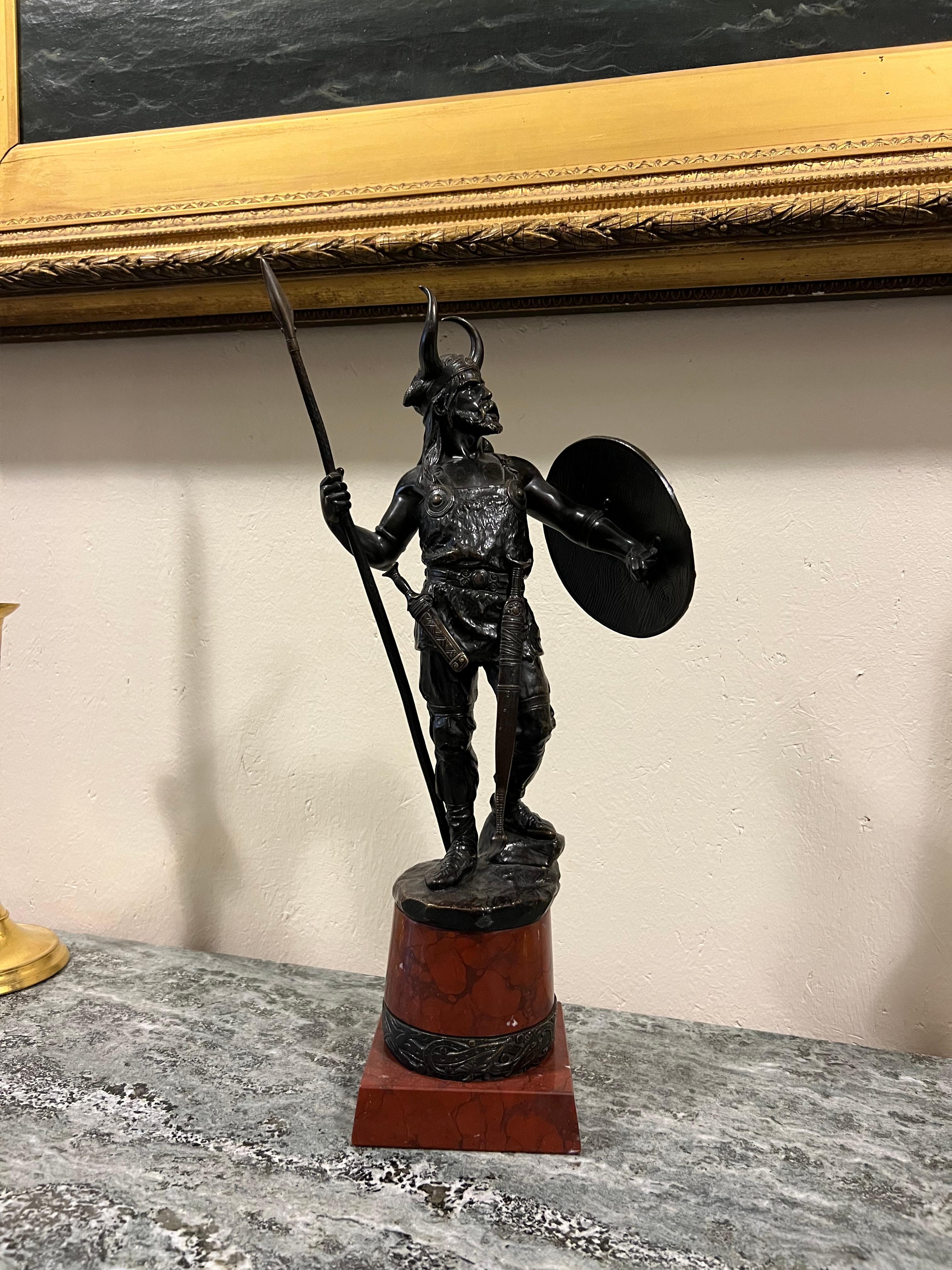 Sculpture norvégienne VIKING sur socle en marbre rouge griotte, vers 1900 en vente 3