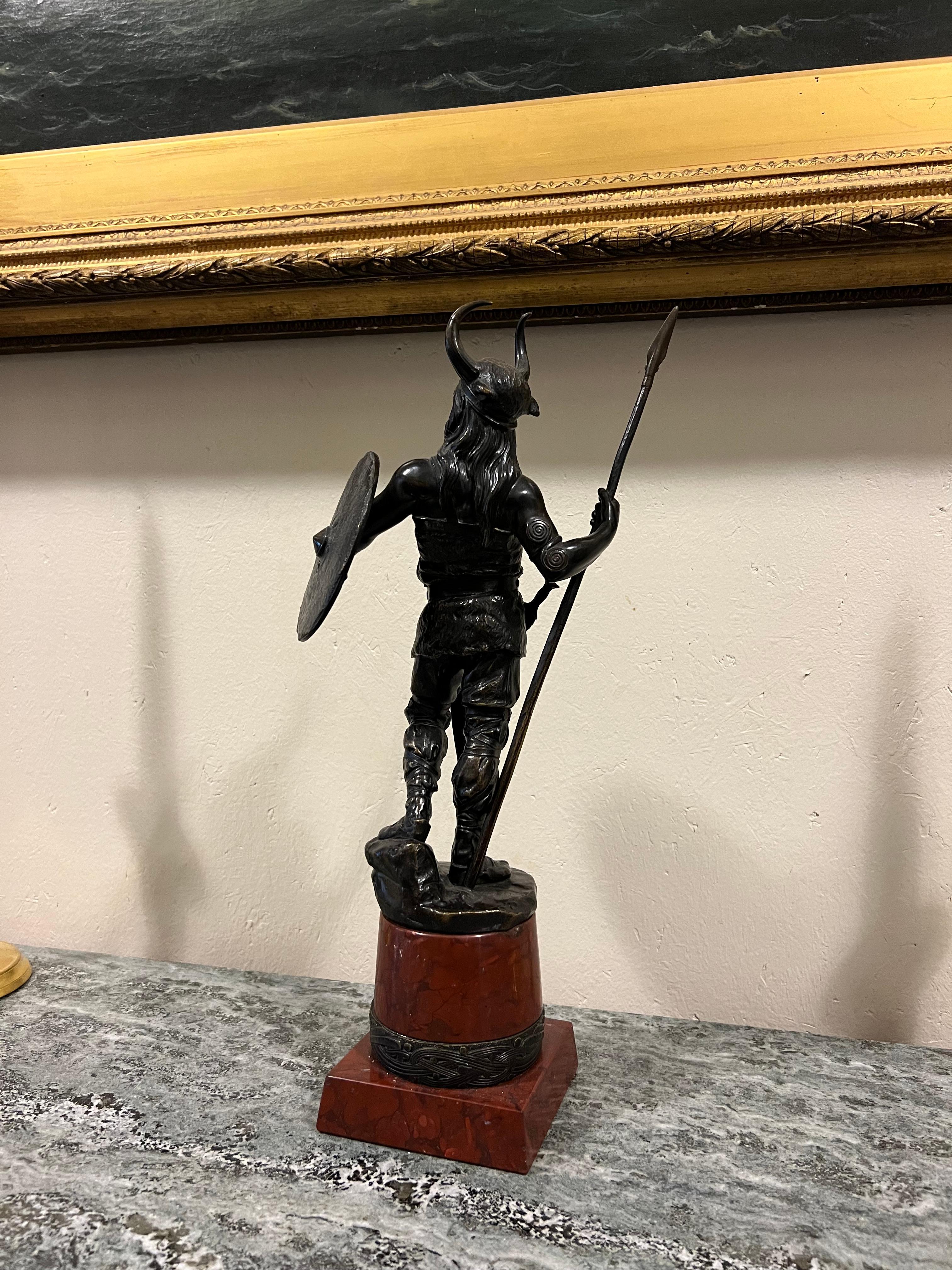 Sculpture norvégienne VIKING sur socle en marbre rouge griotte, vers 1900 en vente 4
