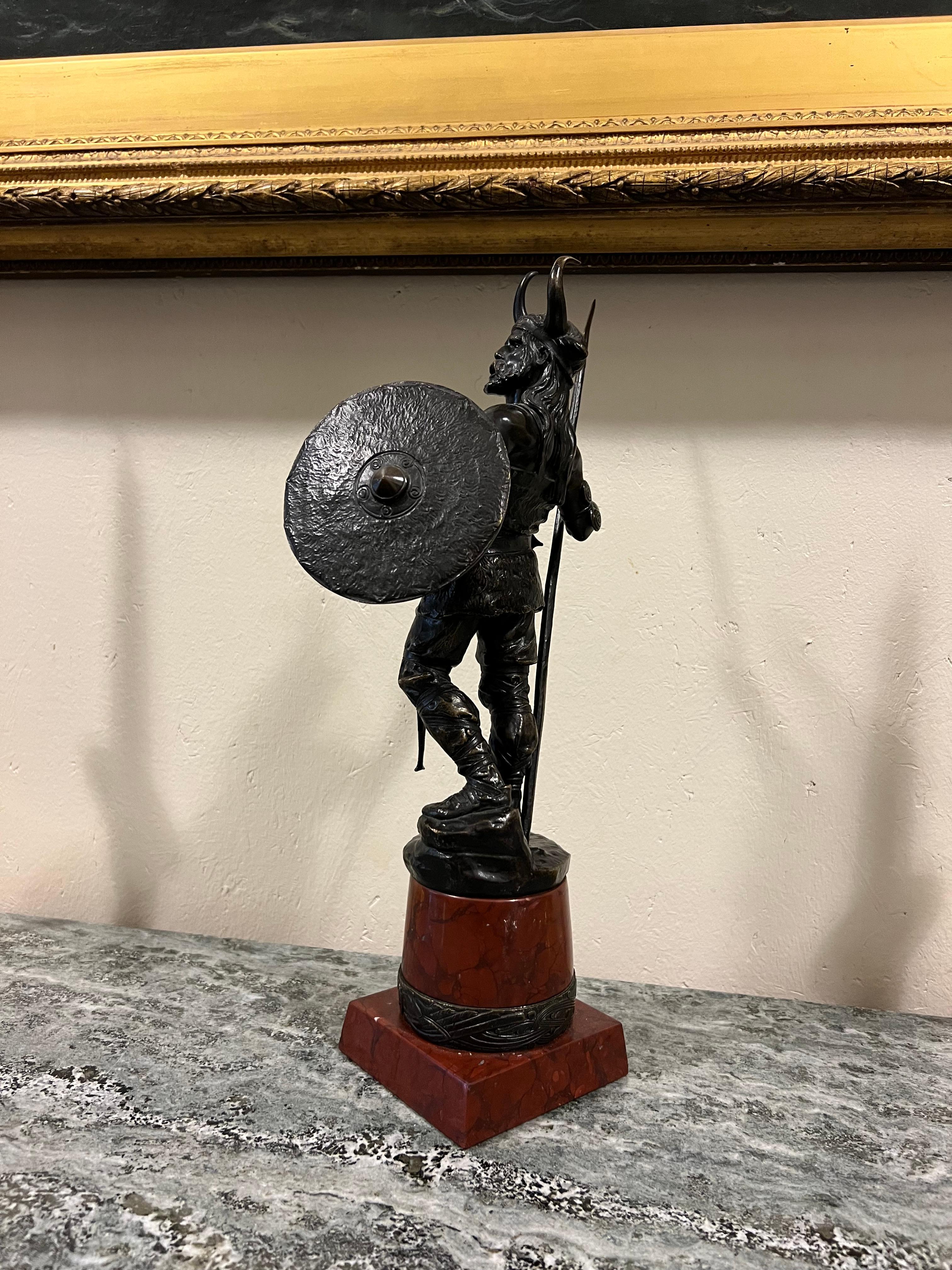 Sculpture norvégienne VIKING sur socle en marbre rouge griotte, vers 1900 en vente 5