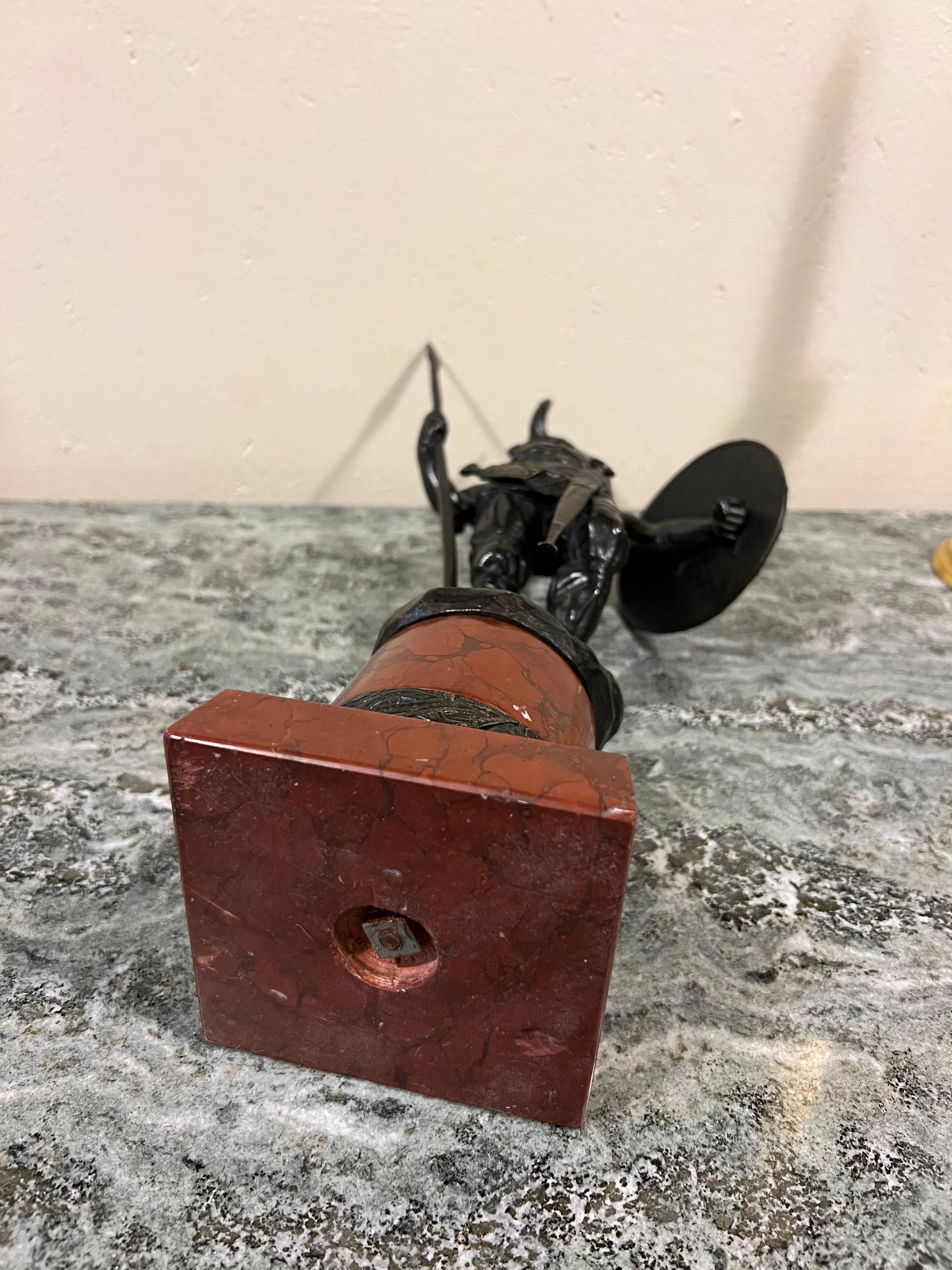 Sculpture norvégienne VIKING sur socle en marbre rouge griotte, vers 1900 en vente 8