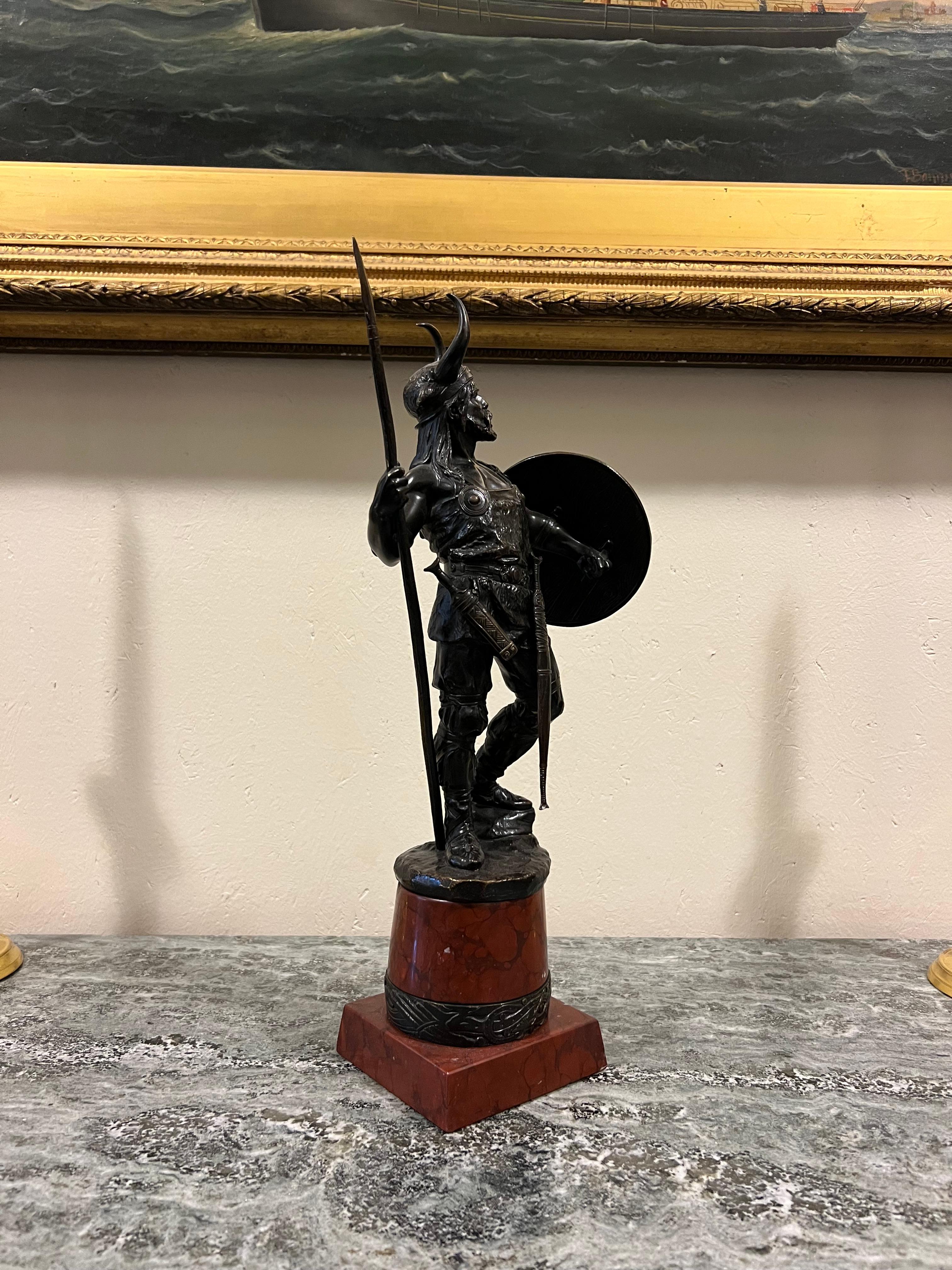Sculpture norvégienne VIKING sur socle en marbre rouge griotte, vers 1900 en vente 9