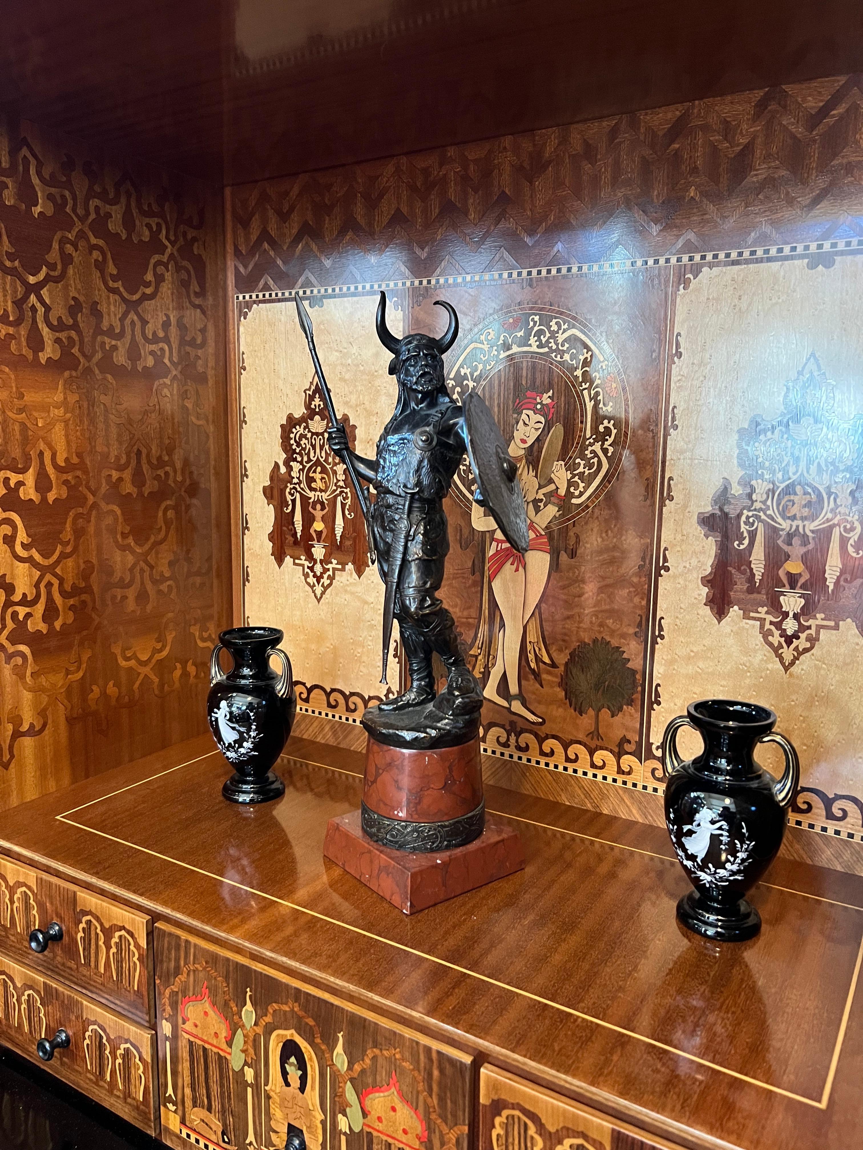 Arts and Crafts Sculpture norvégienne VIKING sur socle en marbre rouge griotte, vers 1900 en vente