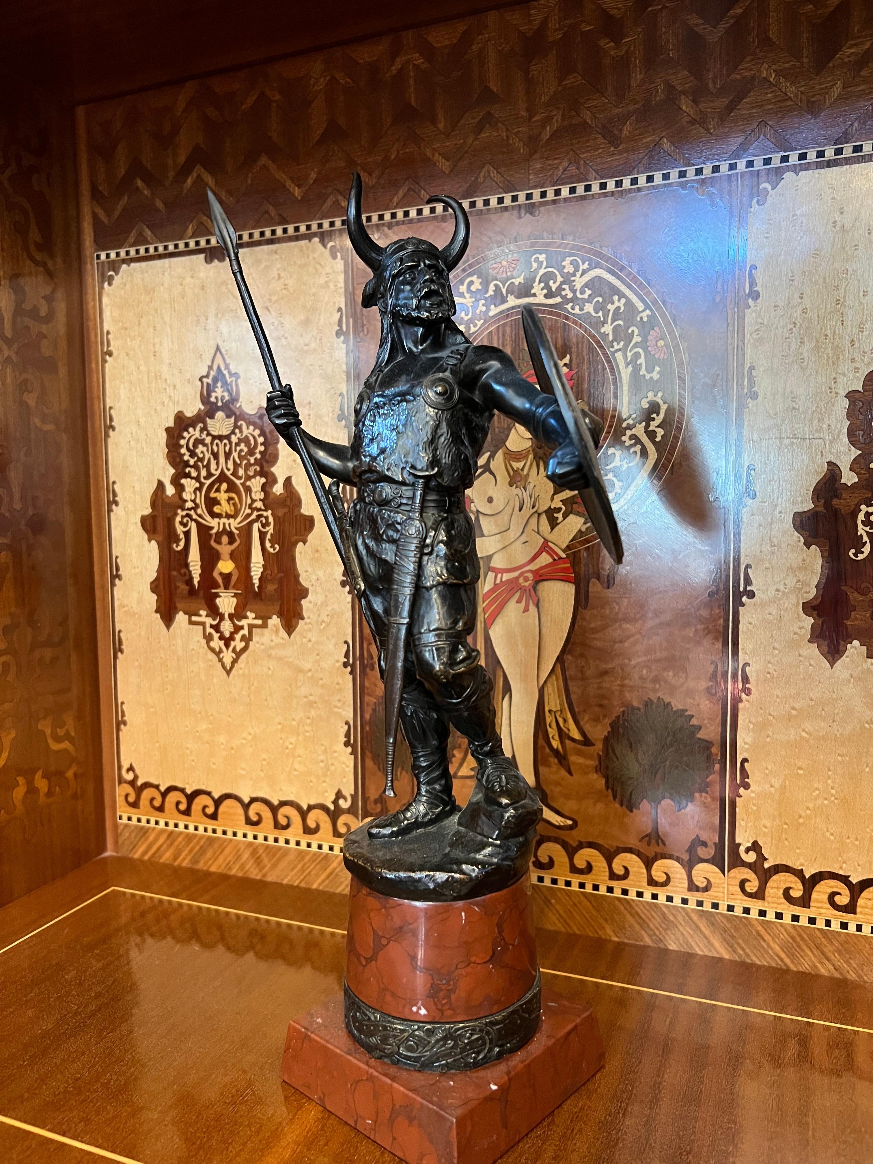Sculpture norvégienne VIKING sur socle en marbre rouge griotte, vers 1900 Bon état - En vente à Skien, NO