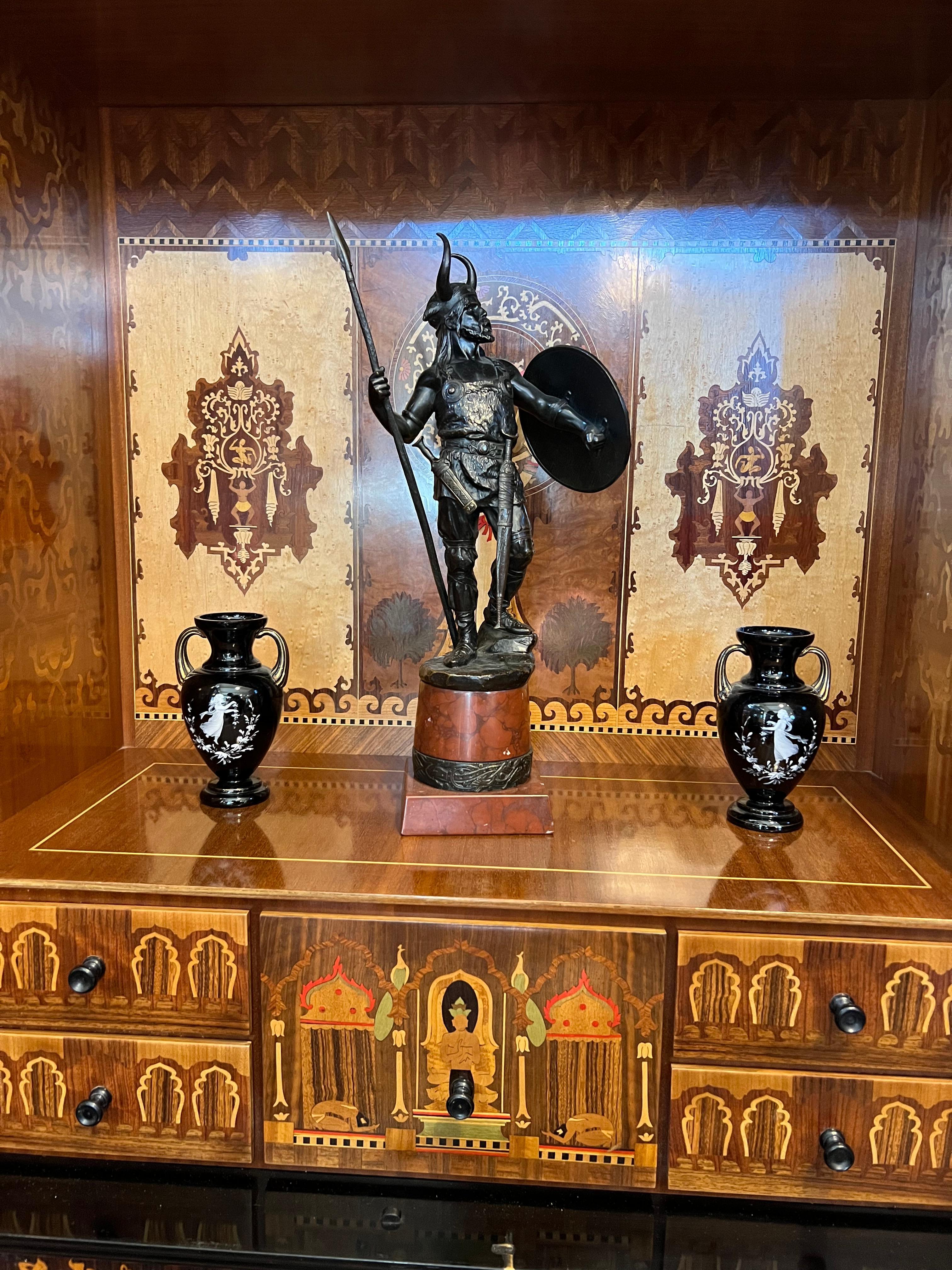 20ième siècle Sculpture norvégienne VIKING sur socle en marbre rouge griotte, vers 1900 en vente