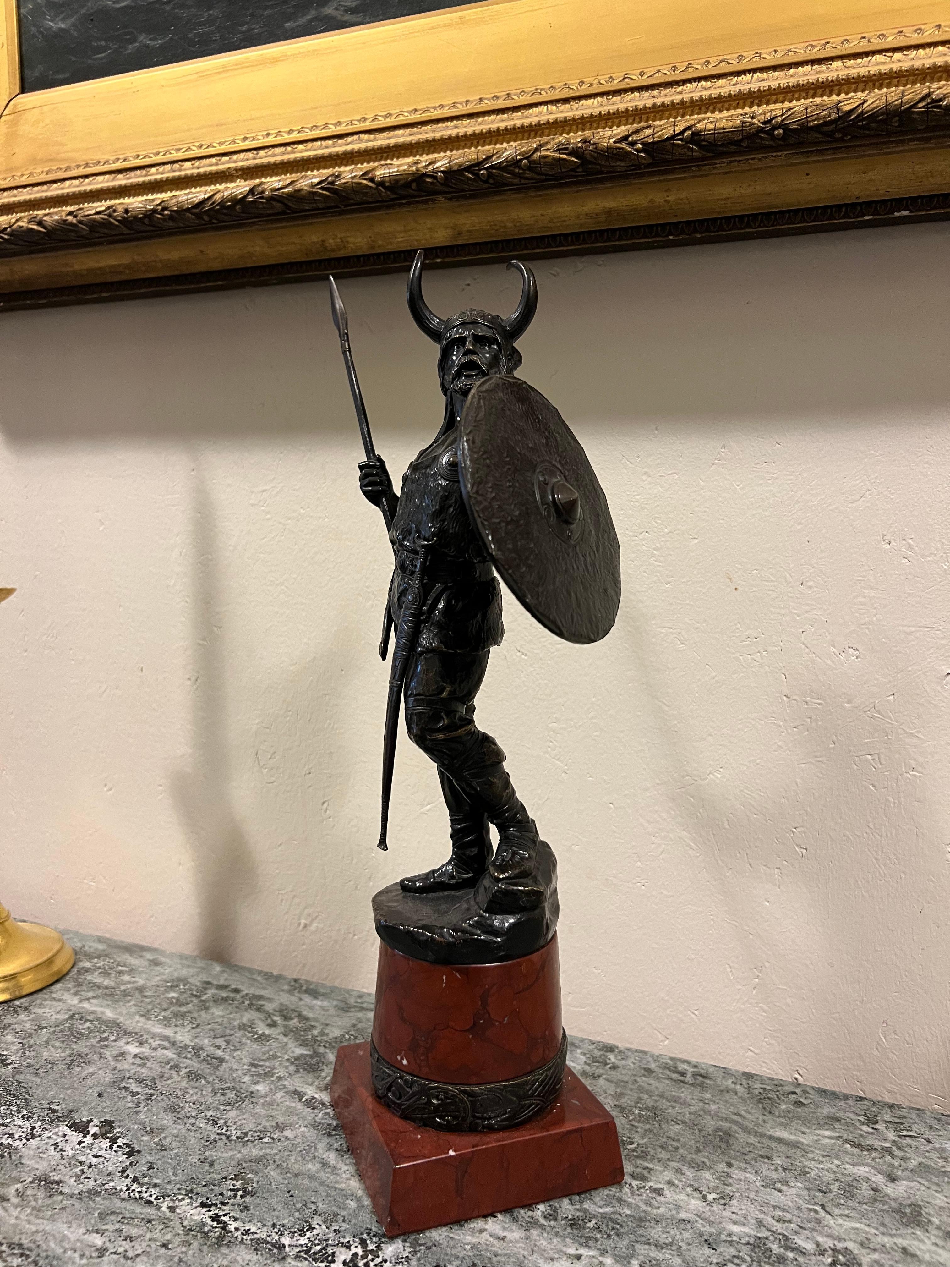 Sculpture norvégienne VIKING sur socle en marbre rouge griotte, vers 1900 en vente 1
