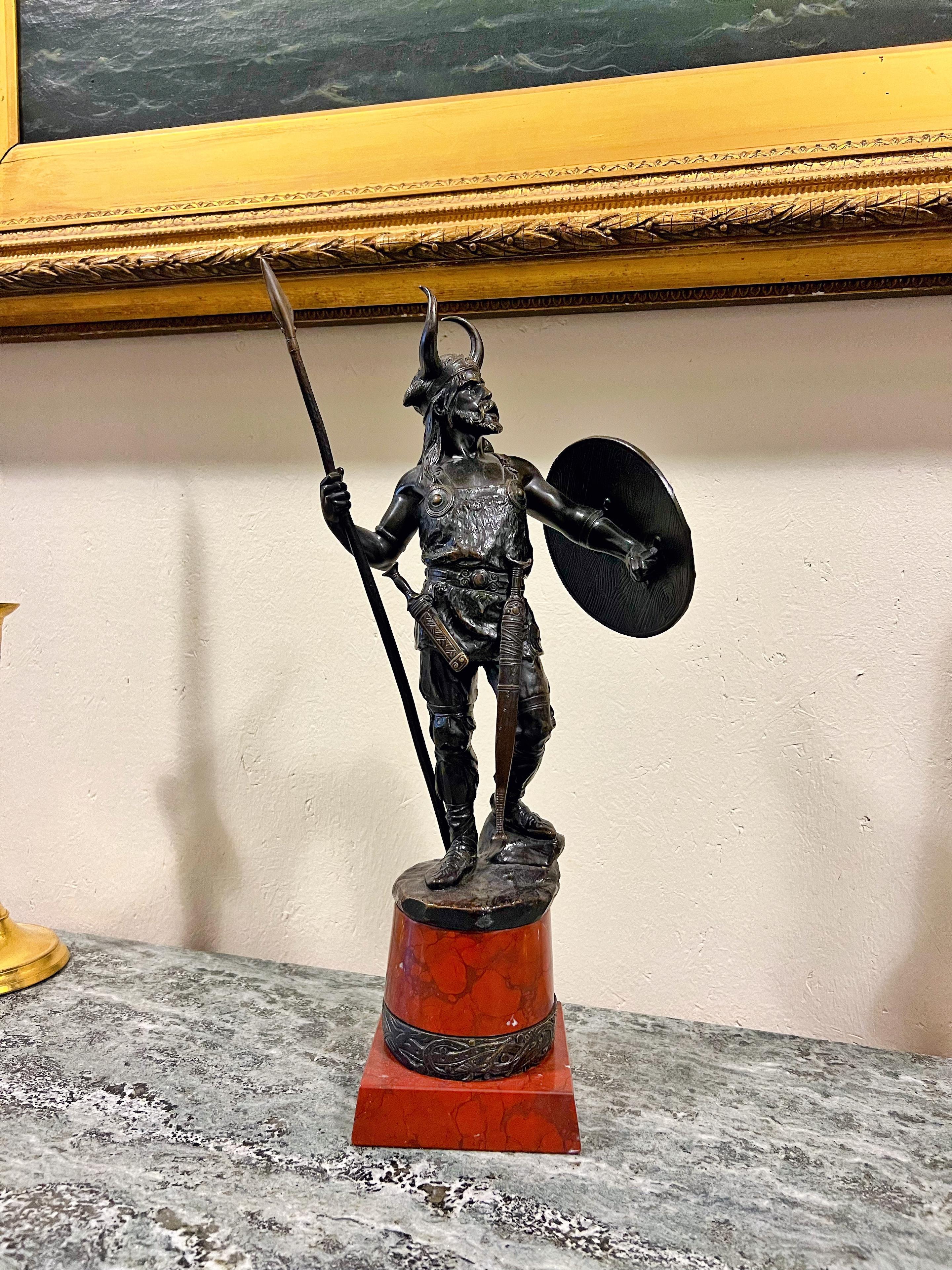 Sculpture norvégienne VIKING sur socle en marbre rouge griotte, vers 1900 en vente 2