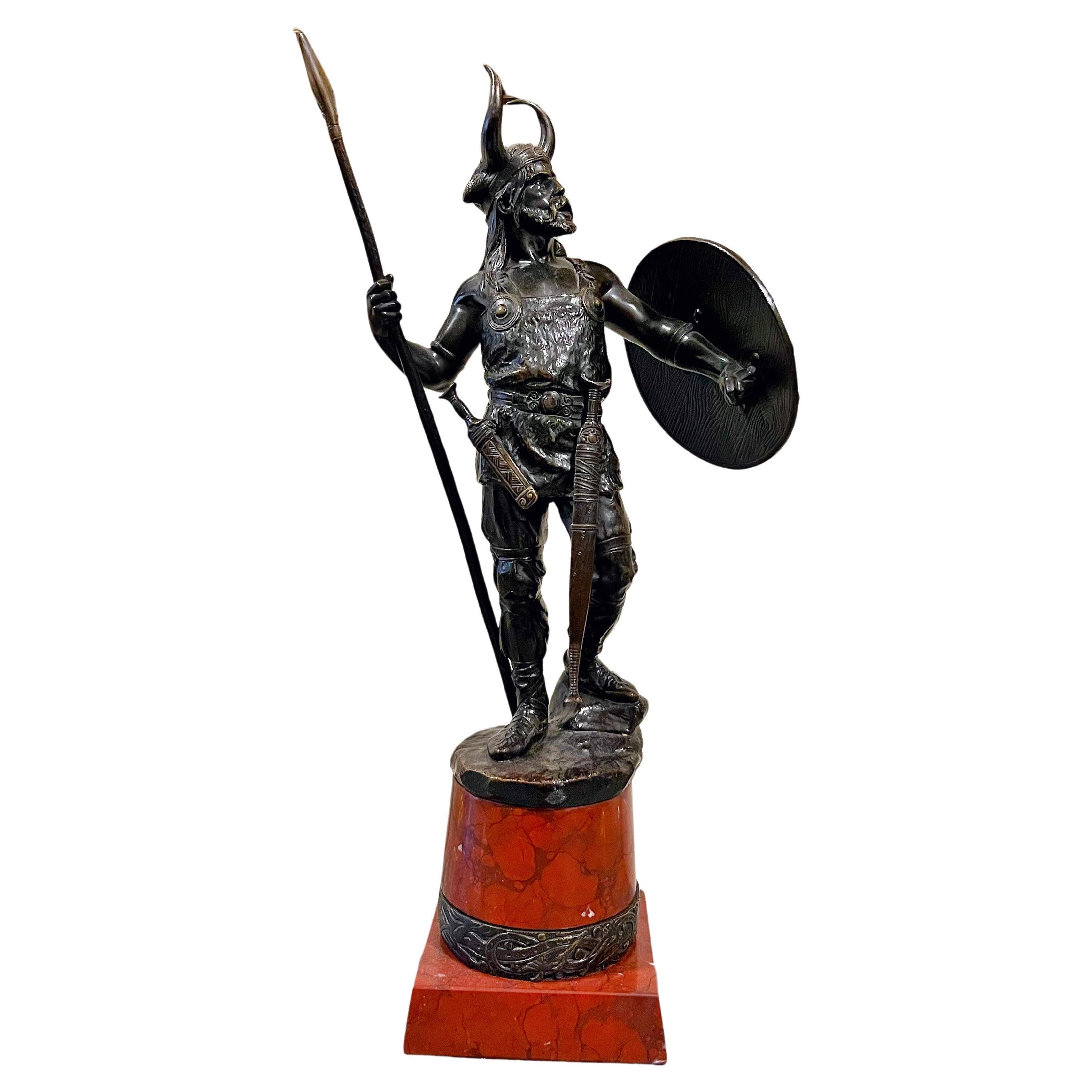 Sculpture norvégienne VIKING sur socle en marbre rouge griotte, vers 1900 en vente
